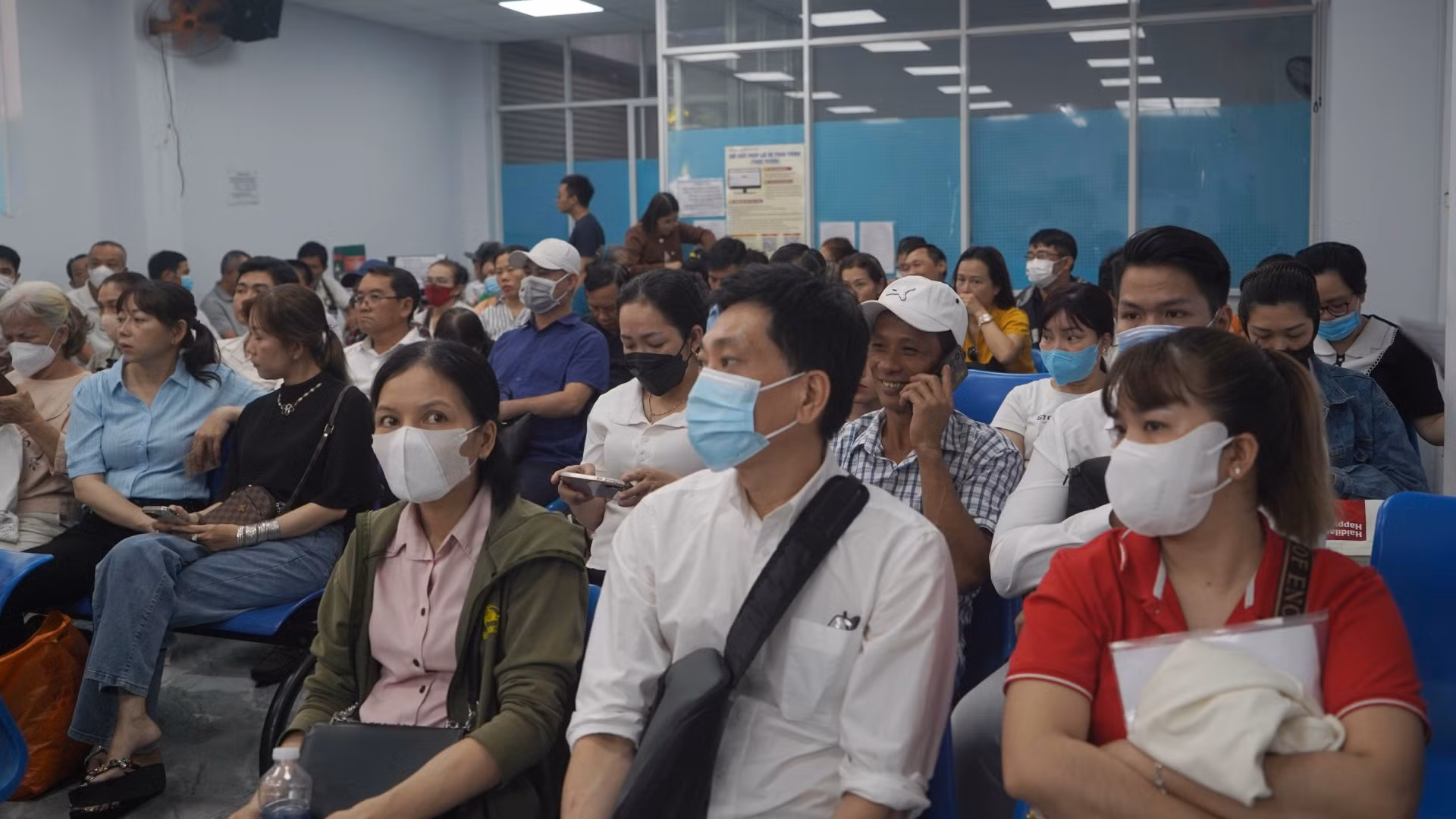 Cả trăm người có mặt từ sáng sớm xếp hàng chờ làm thủ tục cấp đổi Giấy phép lái xe.