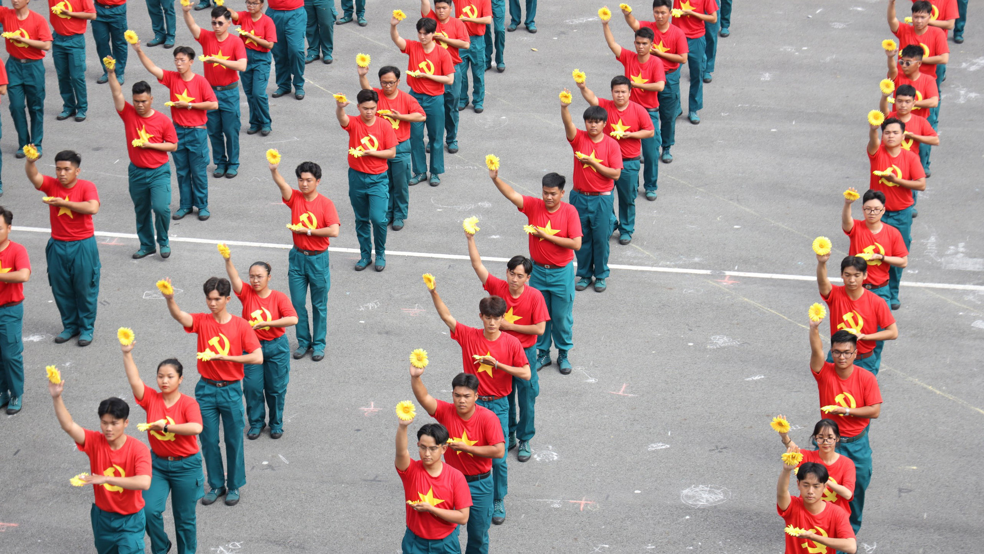 Đồng diễn các vũ điệu tập thể do cán bộ, chiến sĩ lực lượng vũ trang thành phố và đoàn viên thanh niên thành phố thực hiện.