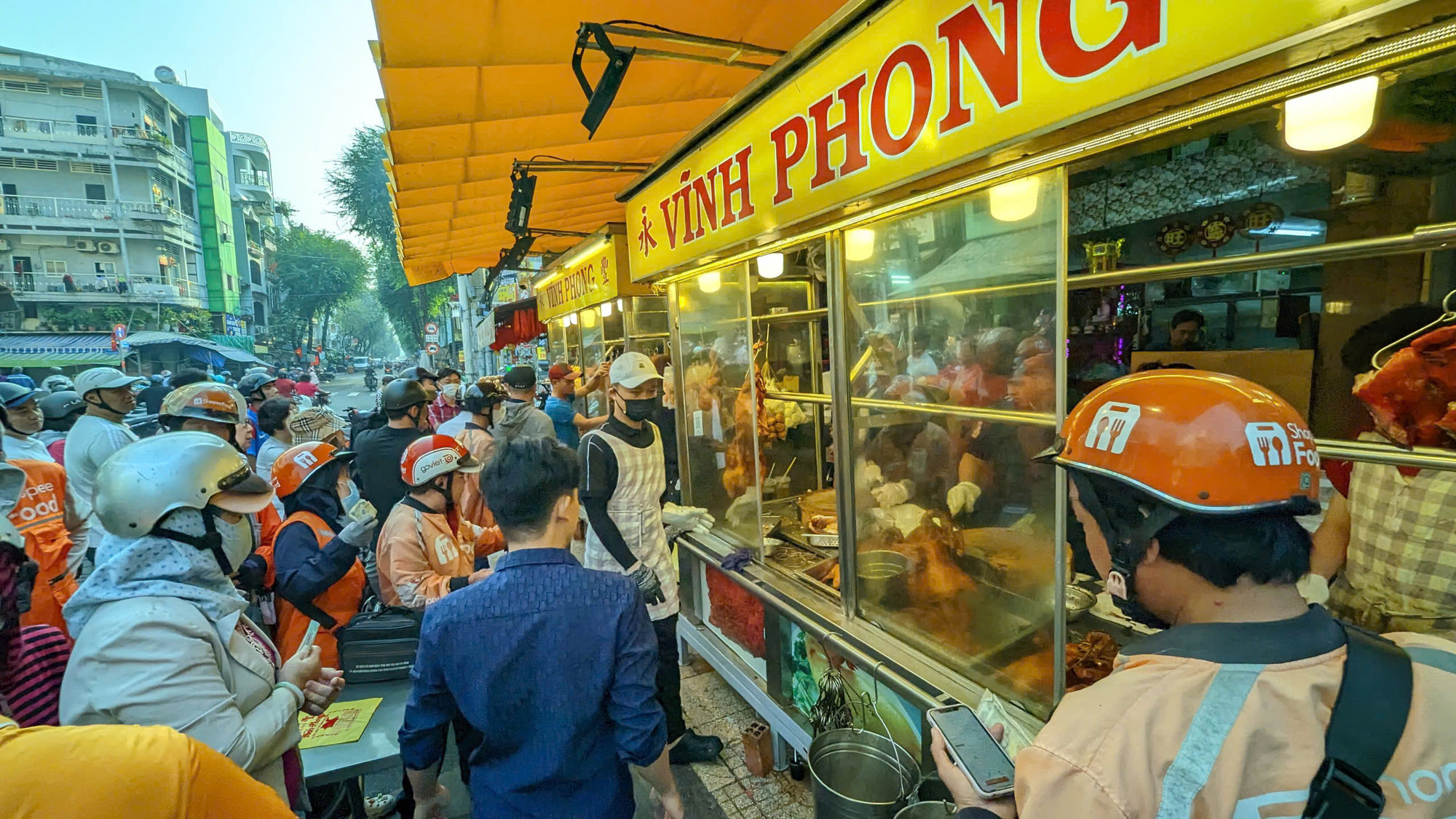 Theo phong tục, mâm cúng ngày vía Thần Tài của người Nam bộ thường phải có thịt quay, có thể là vịt quay hoặc heo quay.