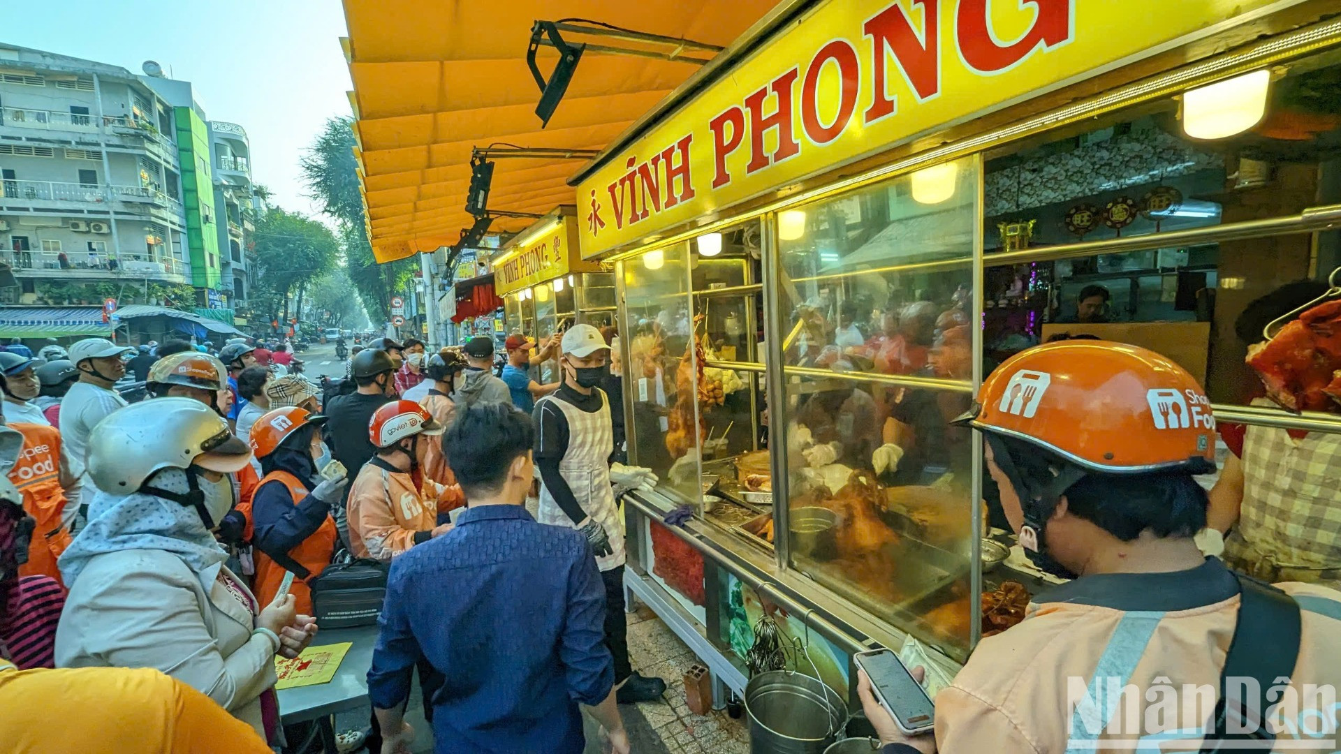 Dịp vía Thần Tài năm nay, cửa hàng Vĩnh Phong chuẩn bị hơn 2.000 con vịt quay phục vụ nhu cầu cho khách mua cúng. Tiệm vịt quay này có hơn 20 nhân viên tất bật chặt thịt, gói hàng, giao hàng và thu tiền.