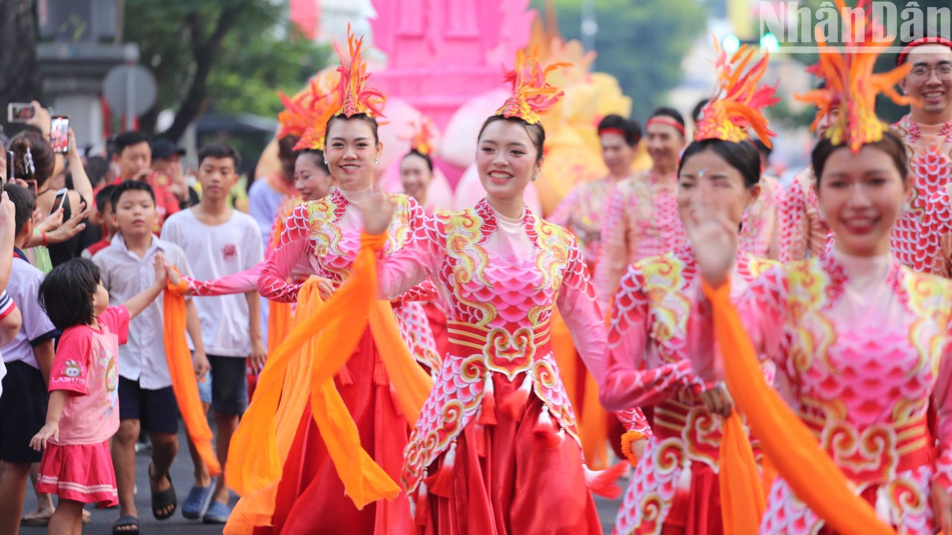 Lễ hội hóa trang trên đường phố. Lễ hội hóa trang trên đường phố.