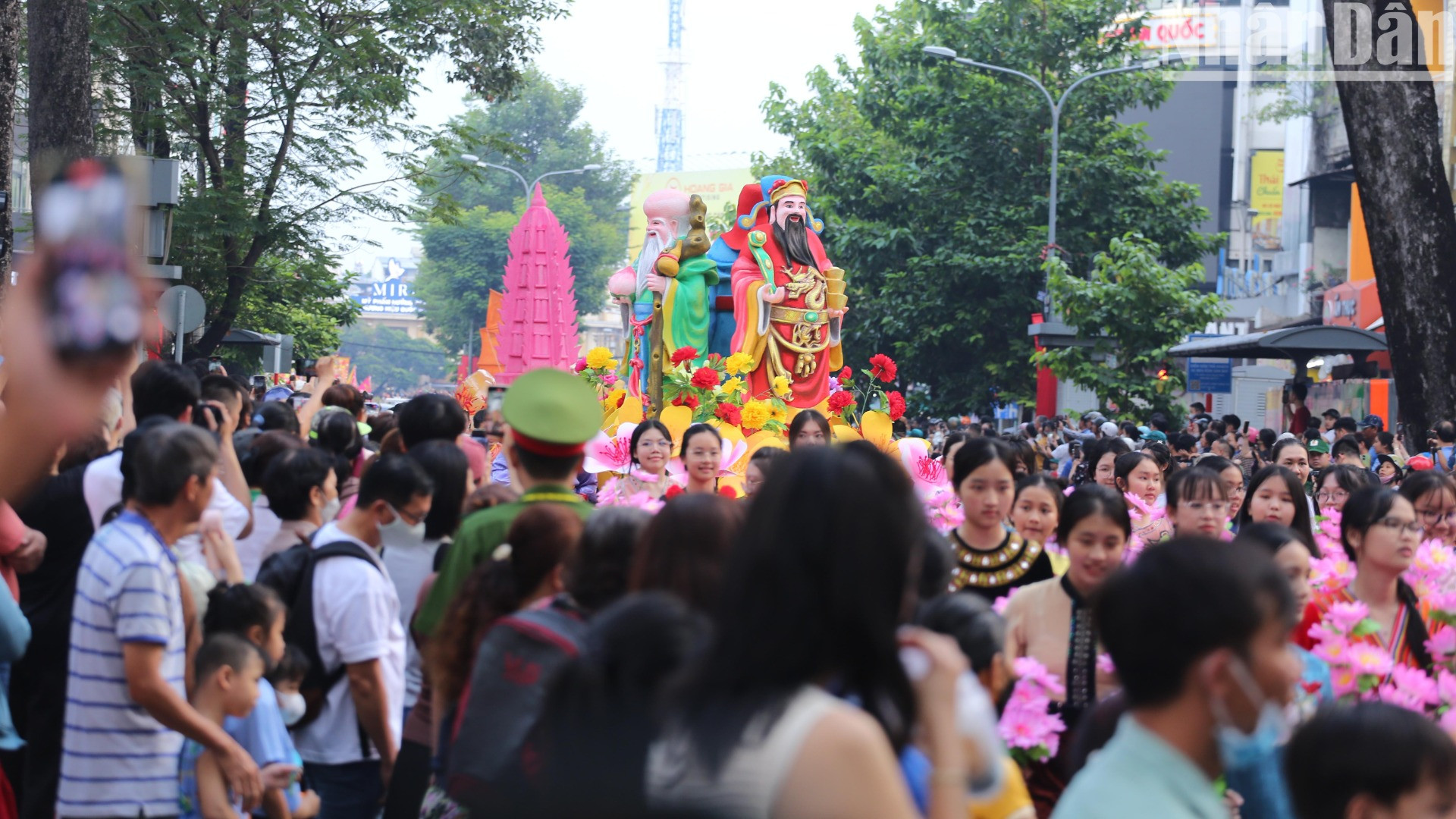 Sự kiện đã thu hút đông đảo người dân và du khách, đặc biệt là cộng đồng dân tộc Hoa nhiệt tình tham gia hưởng ứng. Sự kiện đã thu hút đông đảo người dân và du khách, đặc biệt là cộng đồng dân tộc Hoa nhiệt tình tham gia hưởng ứng.