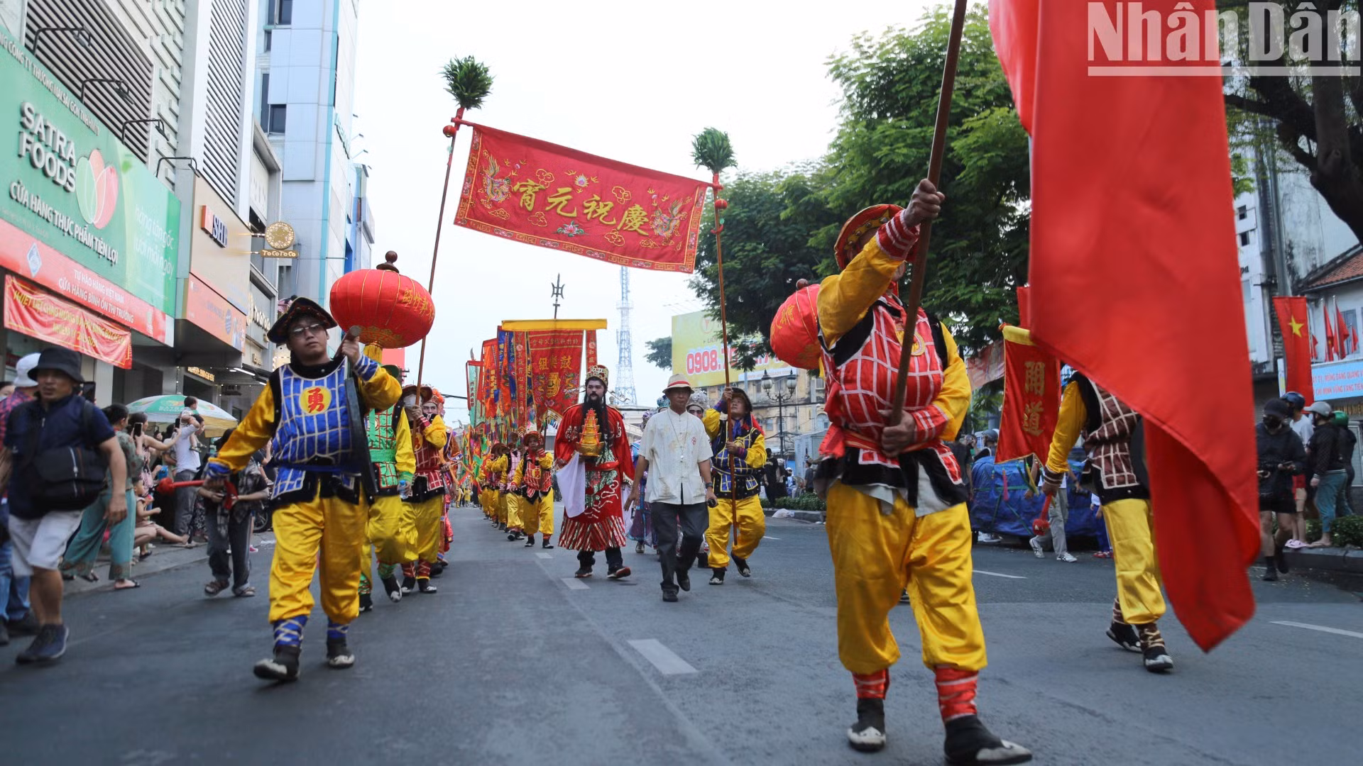 Lễ diễu hành Tết Nguyên tiêu ở quận 5 là hoạt động thu hút nhiều người dân và du khách đến trải nghiệm mỗi dịp Nguyên tiêu tại Thành phố Hồ Chí Minh hằng năm.