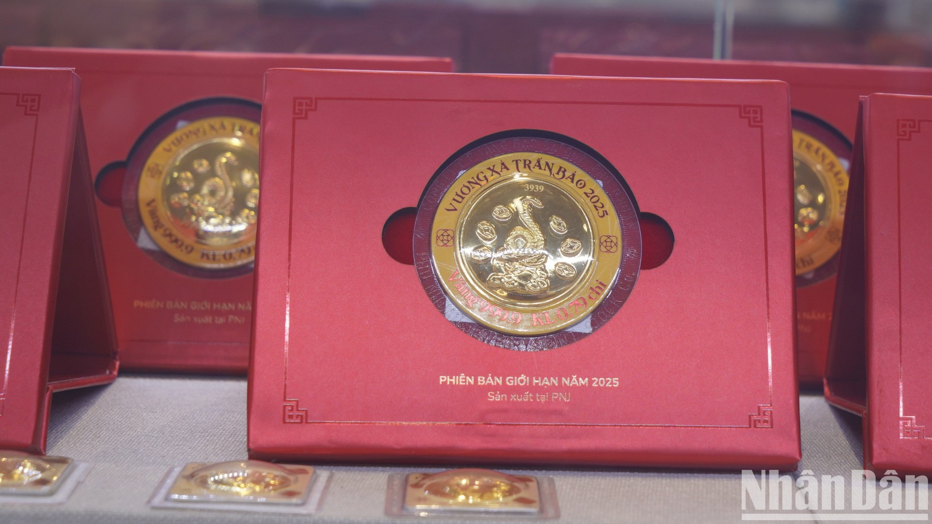 Các sản phẩm sản phẩm vàng may mắn Ất Tỵ Tất Thành lấy cảm hứng từ linh vật rắn để thể hiện cho sự linh hoạt, ứng biến và trí tuệ. Sản phẩm này như biểu tượng phong cách cho giới trẻ hiện đại trong năm 2025 được bày bán tại cửa hàng.