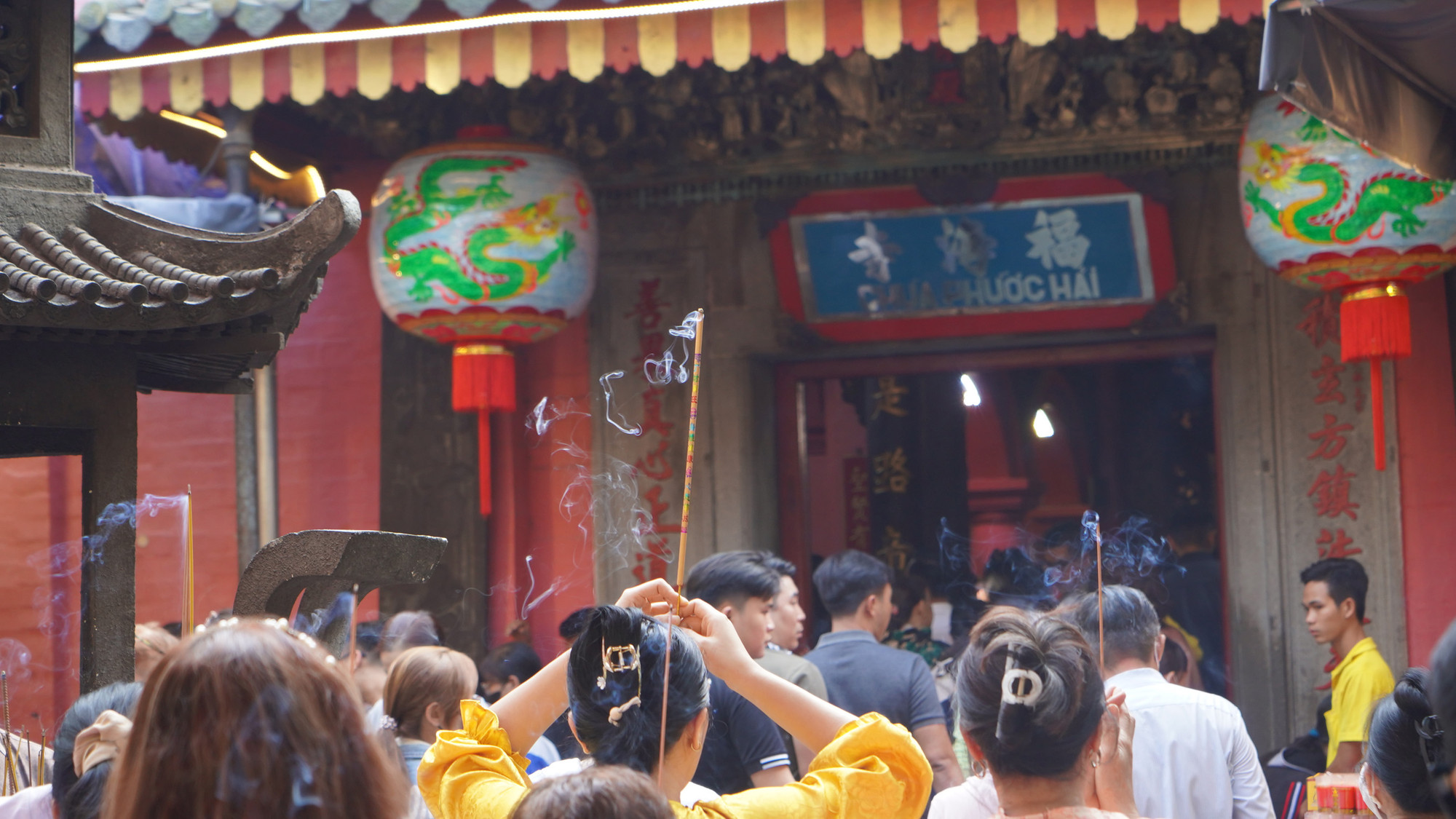 Theo ghi nhận của phóng viên, lượng người đến chùa rất đông. Trước cổng chùa ùn tắc, lực lượng dân phòng, công an phải túc trực điều tiết giao thông.