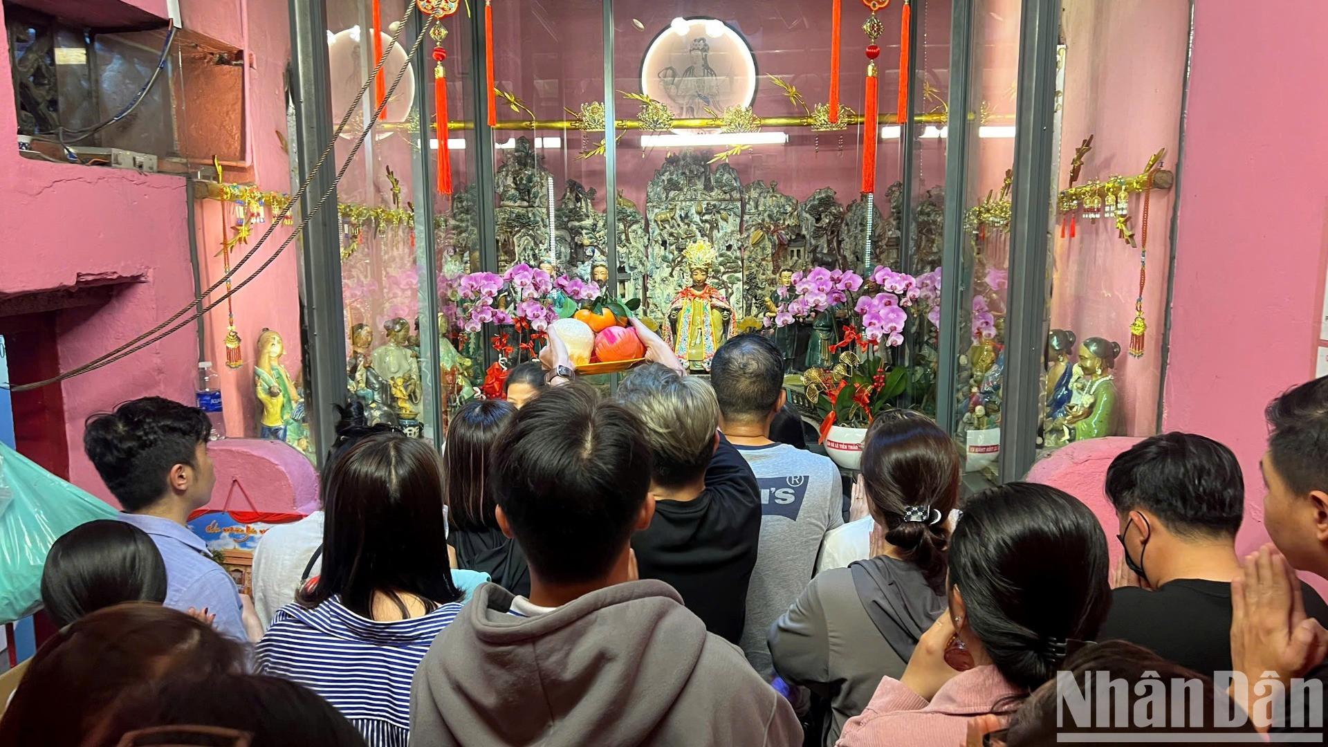 Lễ cúng vía Ngọc Hoàng không chỉ là một nghi lễ tâm linh mà còn là dịp để người dân thể hiện lòng biết ơn đối với trời đất và tổ tiên, cầu mong một năm mới nhiều may mắn và thịnh vượng.