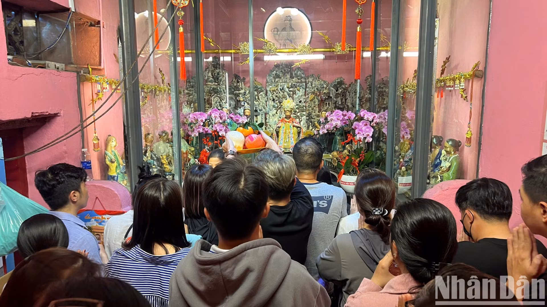 Lễ cúng vía Ngọc Hoàng không chỉ là một nghi lễ tâm linh mà còn là dịp để người dân thể hiện lòng biết ơn đối với trời đất và tổ tiên, cầu mong một năm mới nhiều may mắn và thịnh vượng.