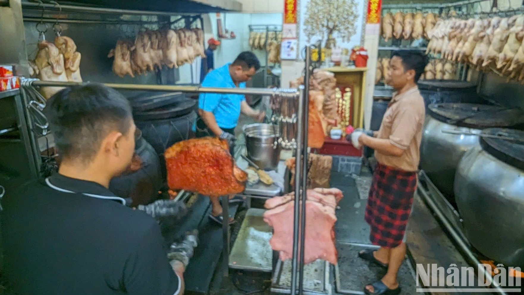 Trung bình, mỗi khách hàng chờ khoảng 10-15 phút để tới lượt mua hàng, bên trong cửa tiệm, hàng chục nhân viên cũng ra vào liên tục để kịp phục vụ khách. Có những cửa hàng còn chuẩn bị các suất cúng sẵn để tiện cho khách hàng, giúp giảm bớt thời gian chờ đợi.