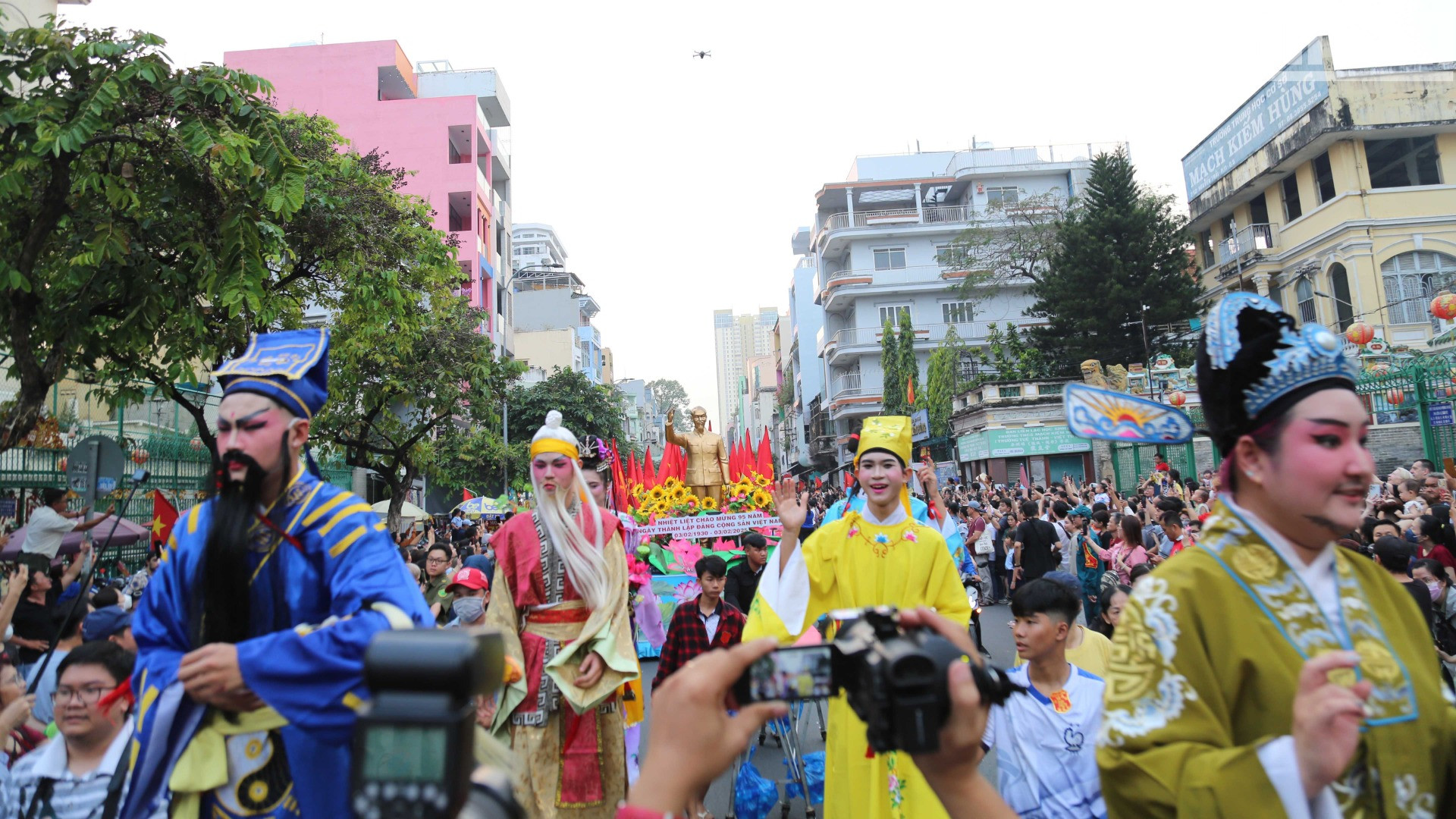 Chiều 12/2 (rằm tháng Giêng), lễ diễu hành với phần hóa trang thần tài, tiên nữ, bát tiên… và nhiều nhân vật trong truyền thuyết được diễn ra tại các tuyến đường quanh quận 5, Thành phố Hồ Chí Minh. Đây là hoạt động sinh hoạt văn hóa có sự kết hợp của nhiều nội dung phong phú, đa dạng và hấp dẫn mang dấu ấn của cộng đồng người Hoa. Chiều 12/2 (rằm tháng Giêng), lễ diễu hành với phần hóa trang thần tài, tiên nữ, bát tiên… và nhiều nhân vật trong truyền thuyết được diễn ra tại các tuyến đường quanh quận 5, Thành phố Hồ Chí Minh. Đây là hoạt động sinh hoạt văn hóa có sự kết hợp của nhiều nội dung phong phú, đa dạng và hấp dẫn mang dấu ấn của cộng đồng người Hoa.