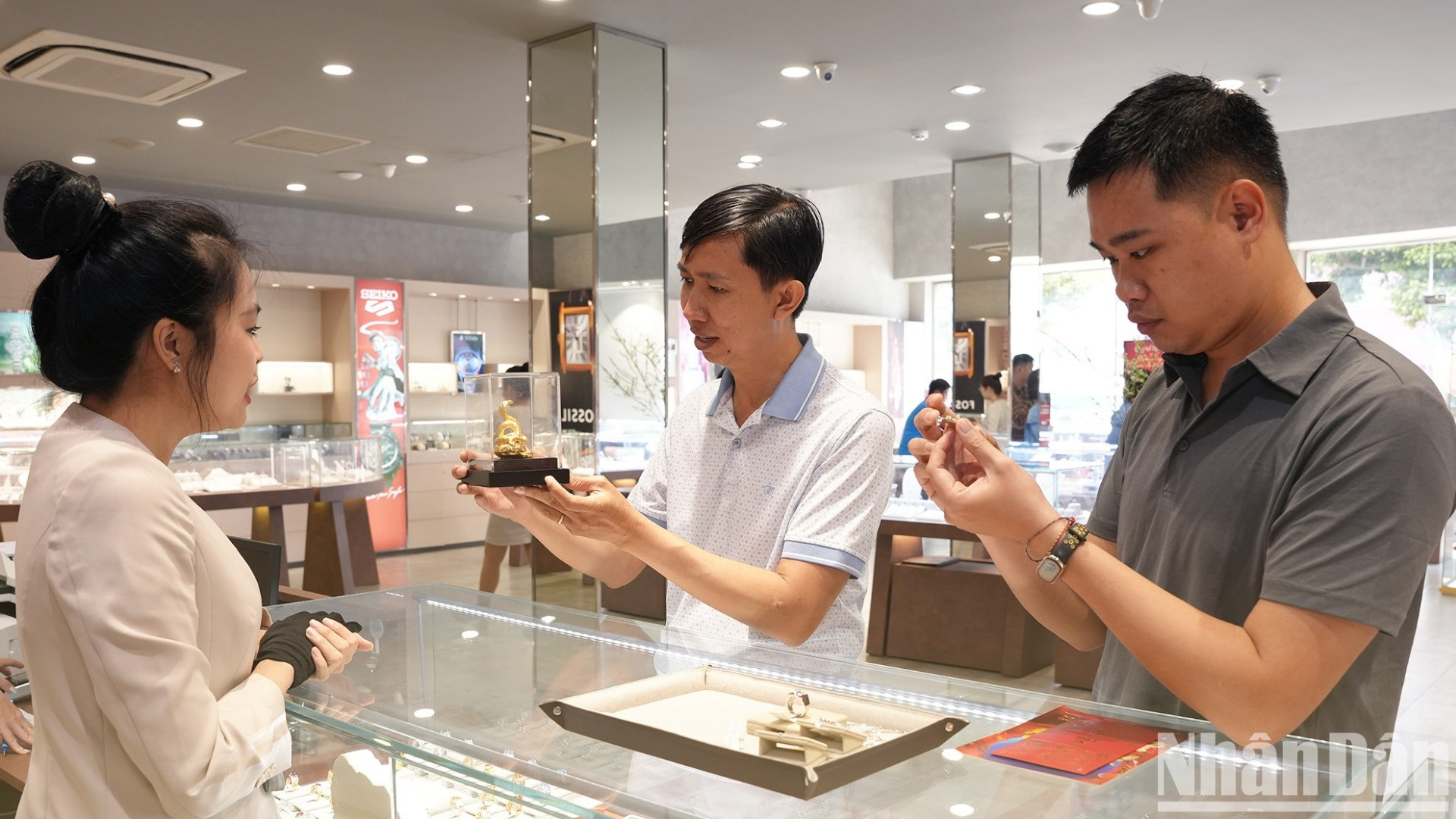 Nhiều sản phẩm trang sức dành cho phái mạnh dịp Tết 2025 cũng thu hút được sự quan tâm của khách hàng.