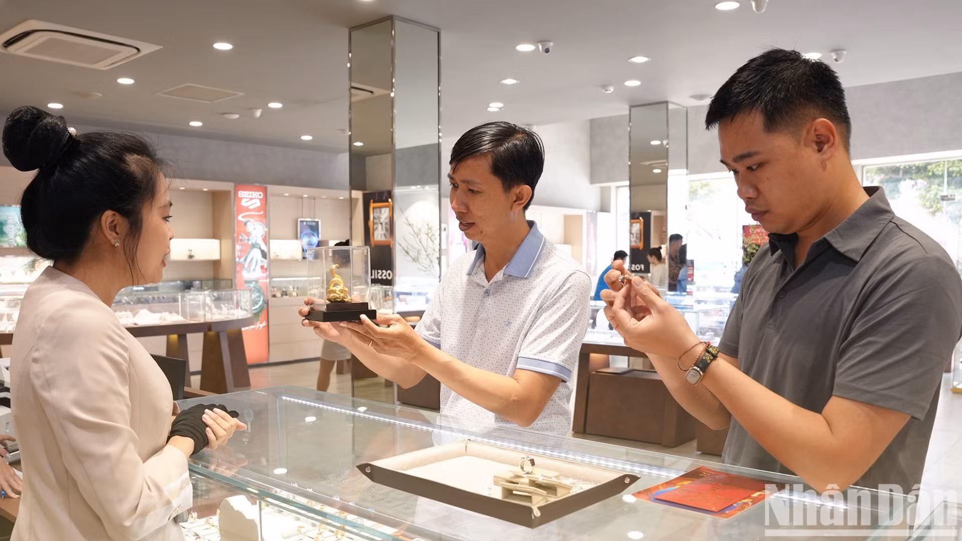 Nhiều sản phẩm trang sức dành cho phái mạnh dịp Tết 2025 cũng thu hút được sự quan tâm của khách hàng.