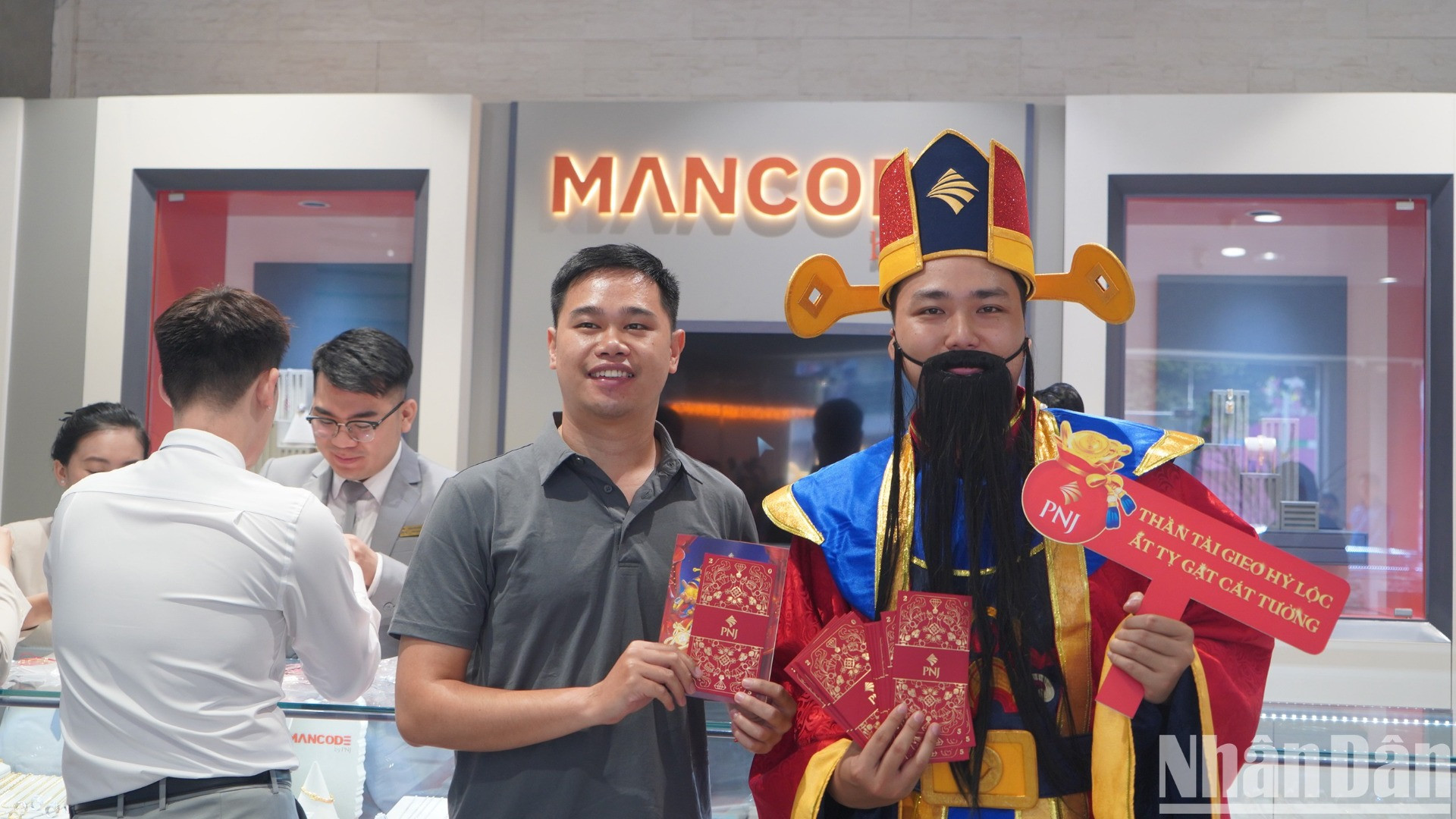 Niềm vui của khách hàng khi được Thần Tài tặng quà sau khi mua vàng.