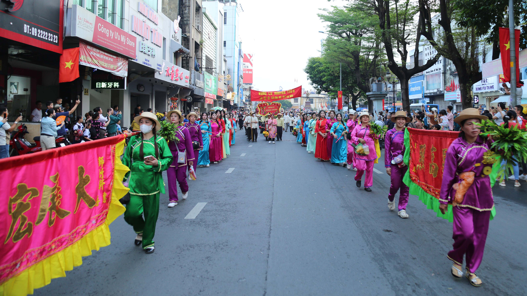 Lễ hội là một trong những sự kiện văn hóa quan trọng của cộng đồng người Việt và người Hoa. Lễ hội là một trong những sự kiện văn hóa quan trọng của cộng đồng người Việt và người Hoa.