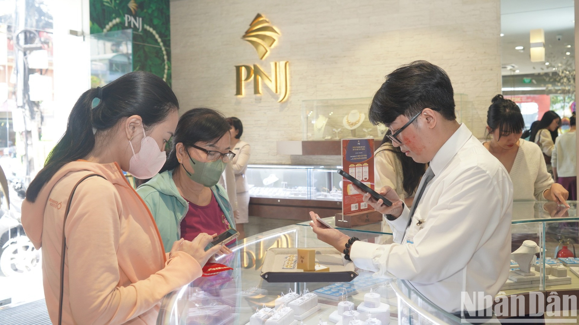 Mặt hàng bán mạnh nhất vẫn là nhẫn trơn chiếm xu thế chính.