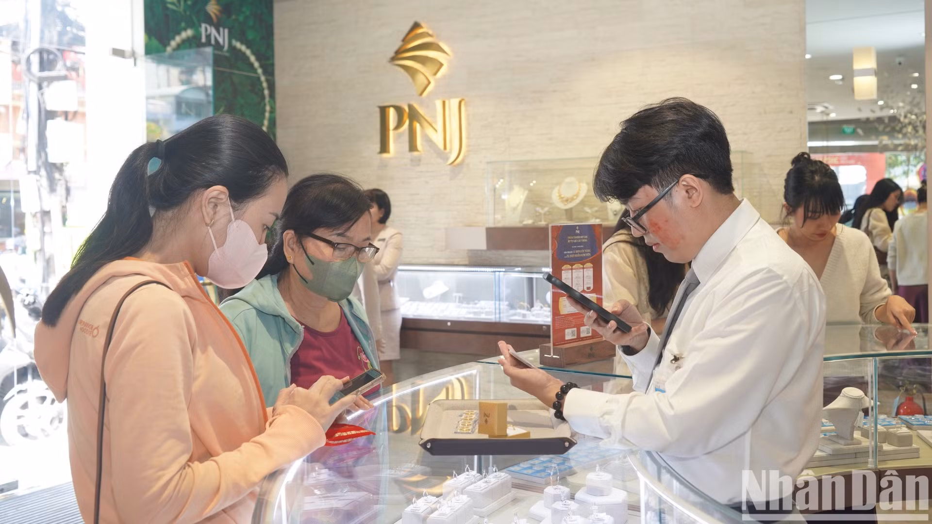 Mặt hàng bán mạnh nhất vẫn là nhẫn trơn chiếm xu thế chính.