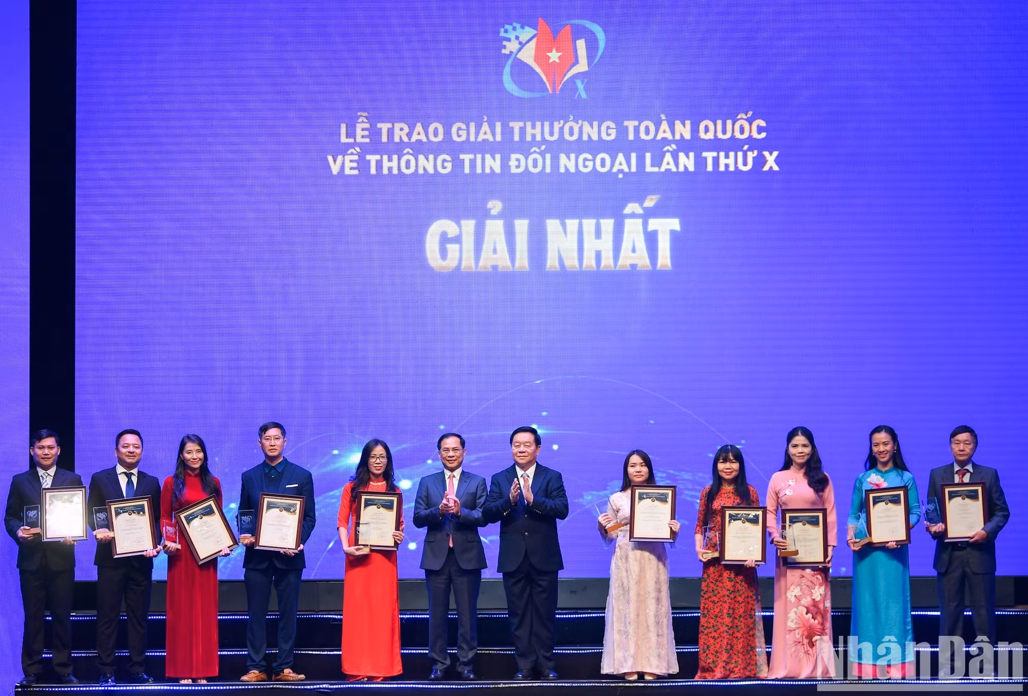 Đồng chí Nguyễn Trọng Nghĩa, Ủy viên Bộ Chính trị, Bí thư Trung ương Đảng, Trưởng Ban Tuyên giáo Trung ương, Trưởng Ban Chỉ đạo Công tác thông tin đối ngoại; đồng chí Bùi Thanh Sơn, Ủy viên Trung ương Đảng, Phó Thủ tướng Chính phủ, Bộ trưởng Ngoại giao trao giải Nhất cho các tác giả/nhóm tác giả đoạt giải. Đồng chí Nguyễn Trọng Nghĩa, Ủy viên Bộ Chính trị, Bí thư Trung ương Đảng, Trưởng Ban Tuyên giáo Trung ương, Trưởng Ban Chỉ đạo Công tác thông tin đối ngoại; đồng chí Bùi Thanh Sơn, Ủy viên Trung ương Đảng, Phó Thủ tướng Chính phủ, Bộ trưởng Ngoại giao trao giải Nhất cho các tác giả/nhóm tác giả đoạt giải.