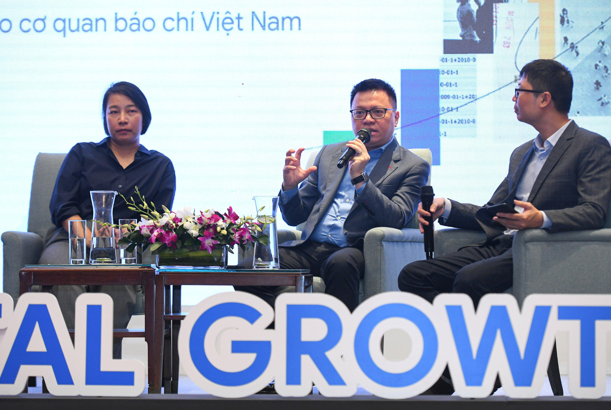 Các diễn giả tham dự thảo luận tại chương trình.