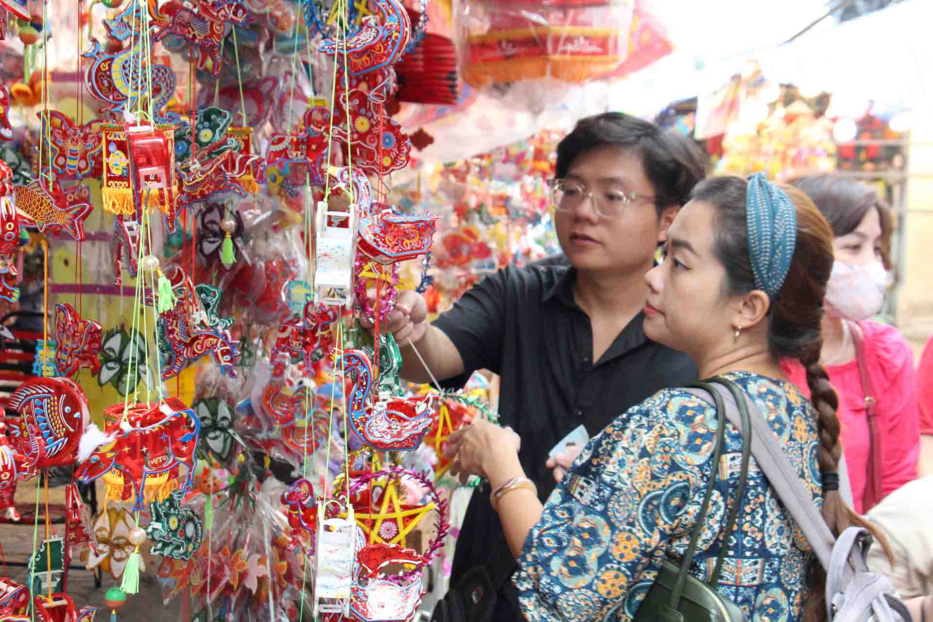 Lồng đèn được bán trên tuyến đường này cũng hơn 50 năm, đã trở thành ký ức của nhiều người dân. Vì vậy, cứ mỗi dịp Trung thu nơi đây trở thành điểm đến hấp dẫn không chỉ của trẻ em, du khách mà còn của tất cả những người dân tại Thành phố Hồ Chí Minh.