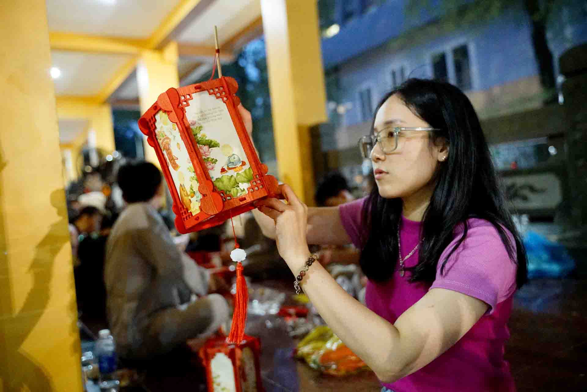 Chương trình diễn ra lúc 18 giờ tối nhưng công tác chuẩn bị của các Phật tử phát tâm thực hiện lồng đèn thủ công tặng các em nhỏ đã sớm được hoàn thiện. Chương trình diễn ra lúc 18 giờ tối nhưng công tác chuẩn bị của các Phật tử phát tâm thực hiện lồng đèn thủ công tặng các em nhỏ đã sớm được hoàn thiện.