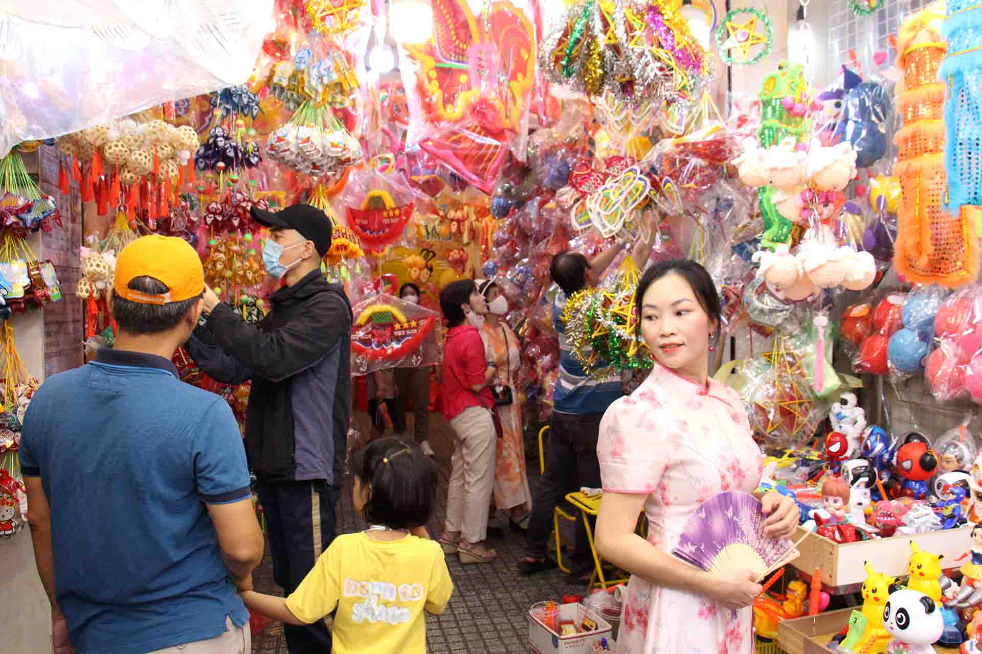 Năm nay, các loại lồng đèn truyền thống tiếp tục chiếm lĩnh thị trường Việt với nhiều mẫu mã đa dạng.