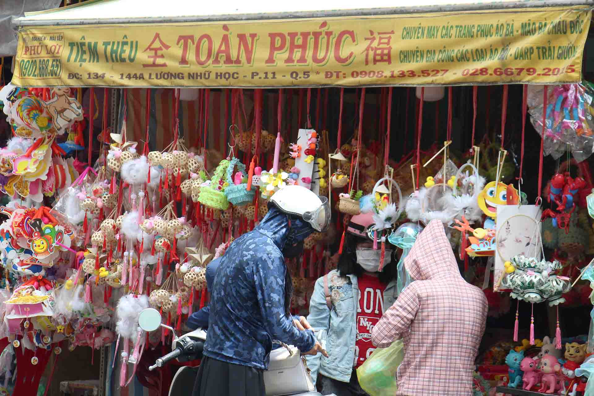 Theo các tiểu thương tại đây, hoạt động trưng bày, buôn bán, tham quan ở tuyến đường Lương Nhữ Học diễn ra từ ngày 1/7 đến 15/8 Âm lịch.