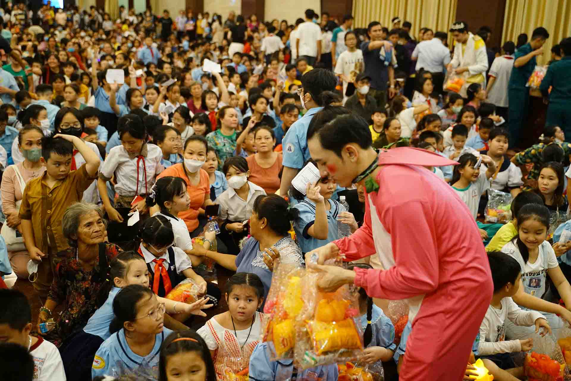 Các em nhỏ vui mừng được chú hề tặng những phần quà đầy ý nghĩa. Các em nhỏ vui mừng được chú hề tặng những phần quà đầy ý nghĩa.