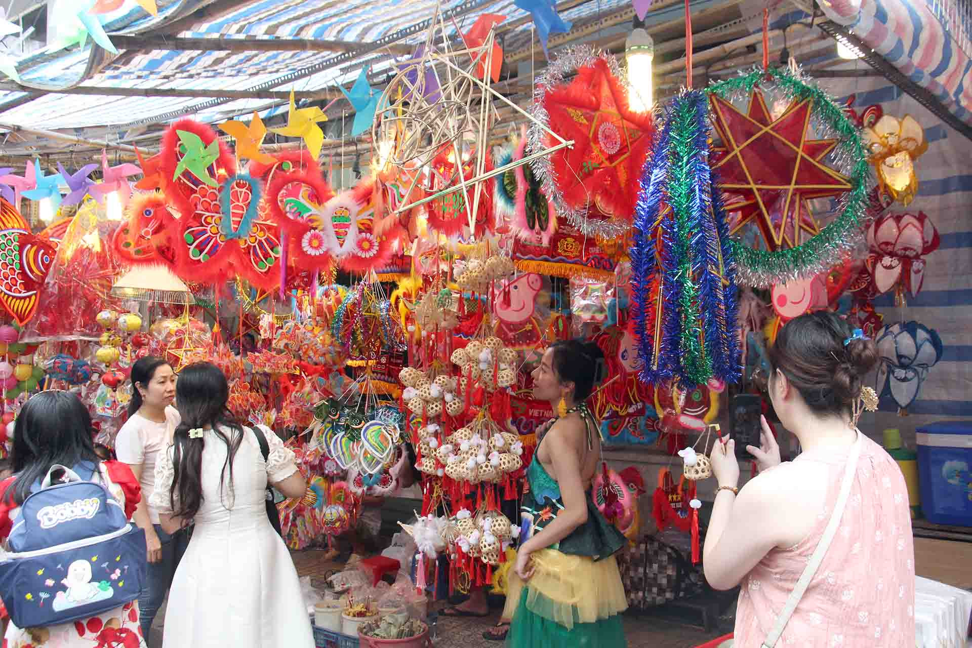 Chị Kiều Hương (sống tại quận 6) chia sẻ: "Tôi rất thích không khí Trung thu tại đường Lương Nhữ Học nên mỗi năm gần ngày này tôi sẽ rủ các bạn ra đây để vui chơi, mua sắm và chụp ảnh.