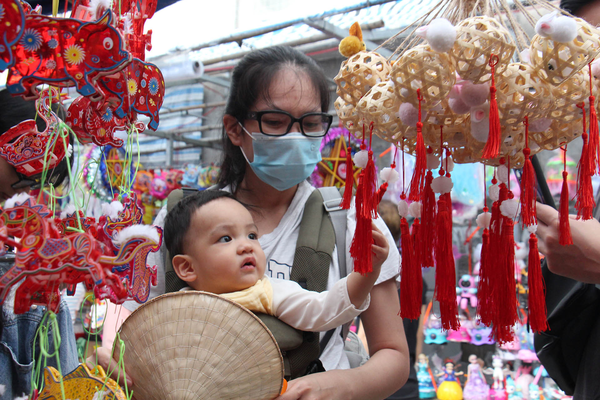 Không chỉ các bạn trẻ, đường lồng đèn Lương Nhữ Học cũng là nơi nhiều gia đình chọn để tới tham quan và mua sắm đèn cho con, cháu của mình.