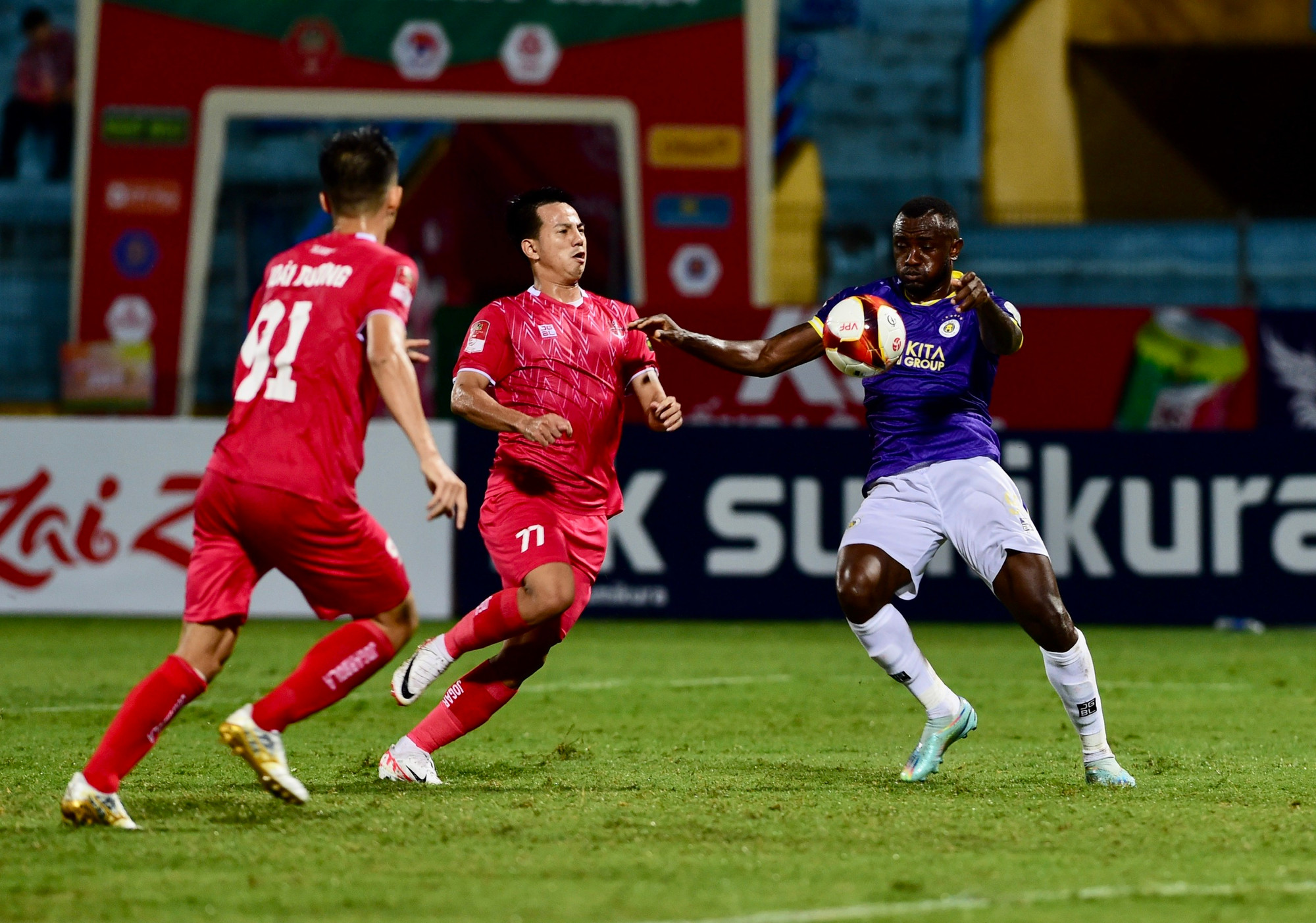 Tagueu ghi hai bàn cho đội Hà Nội FC.