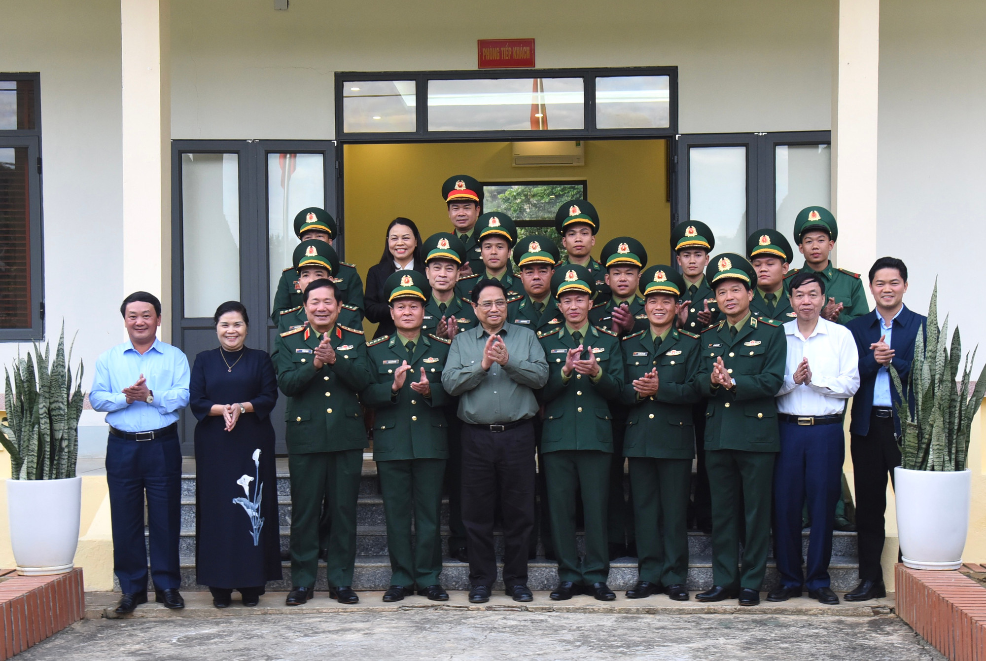 Thủ tướng chụp ảnh lưu niệm tại Đồn Biên phòng Huổi Luông.