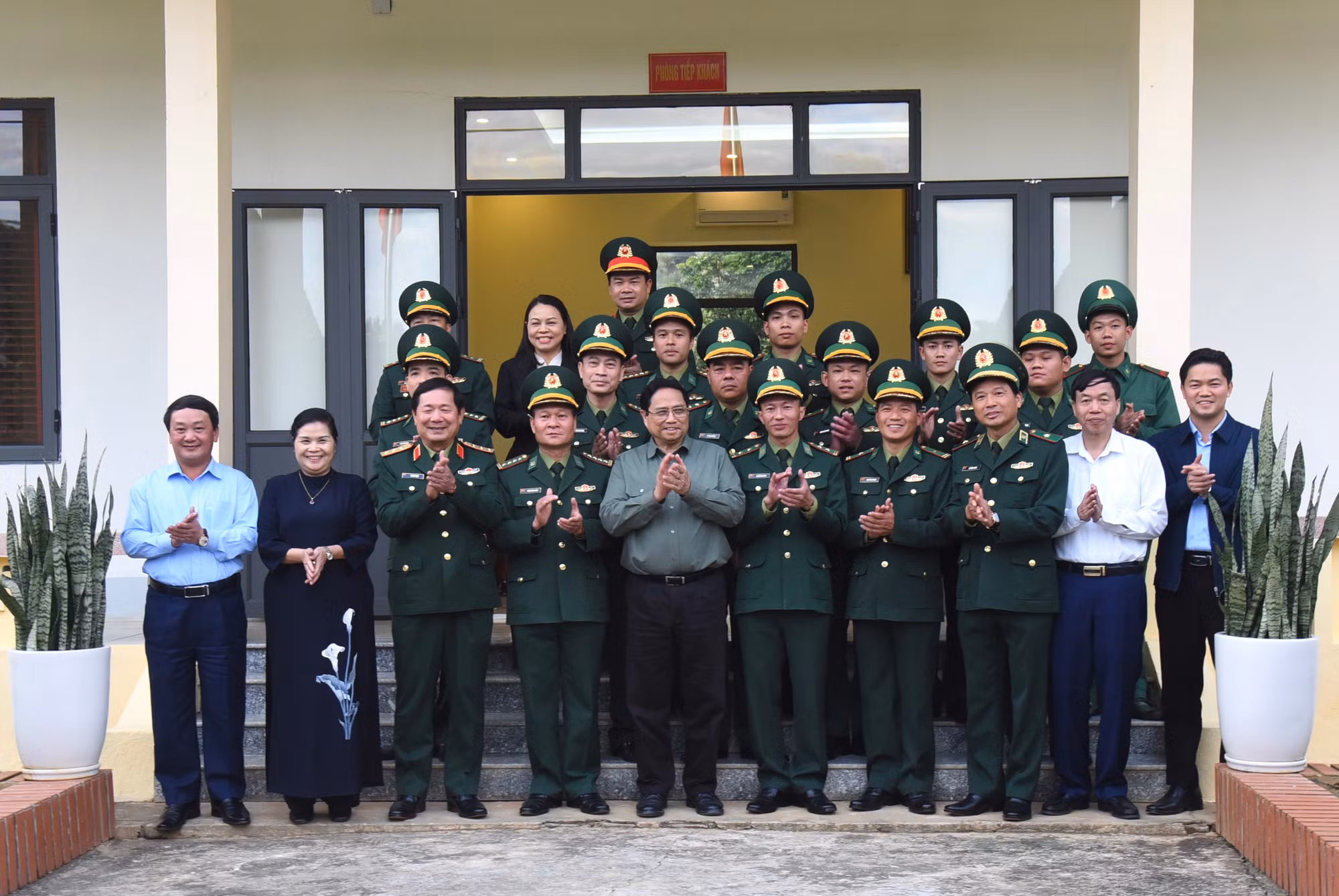 Thủ tướng chụp ảnh lưu niệm tại Đồn Biên phòng Huổi Luông.