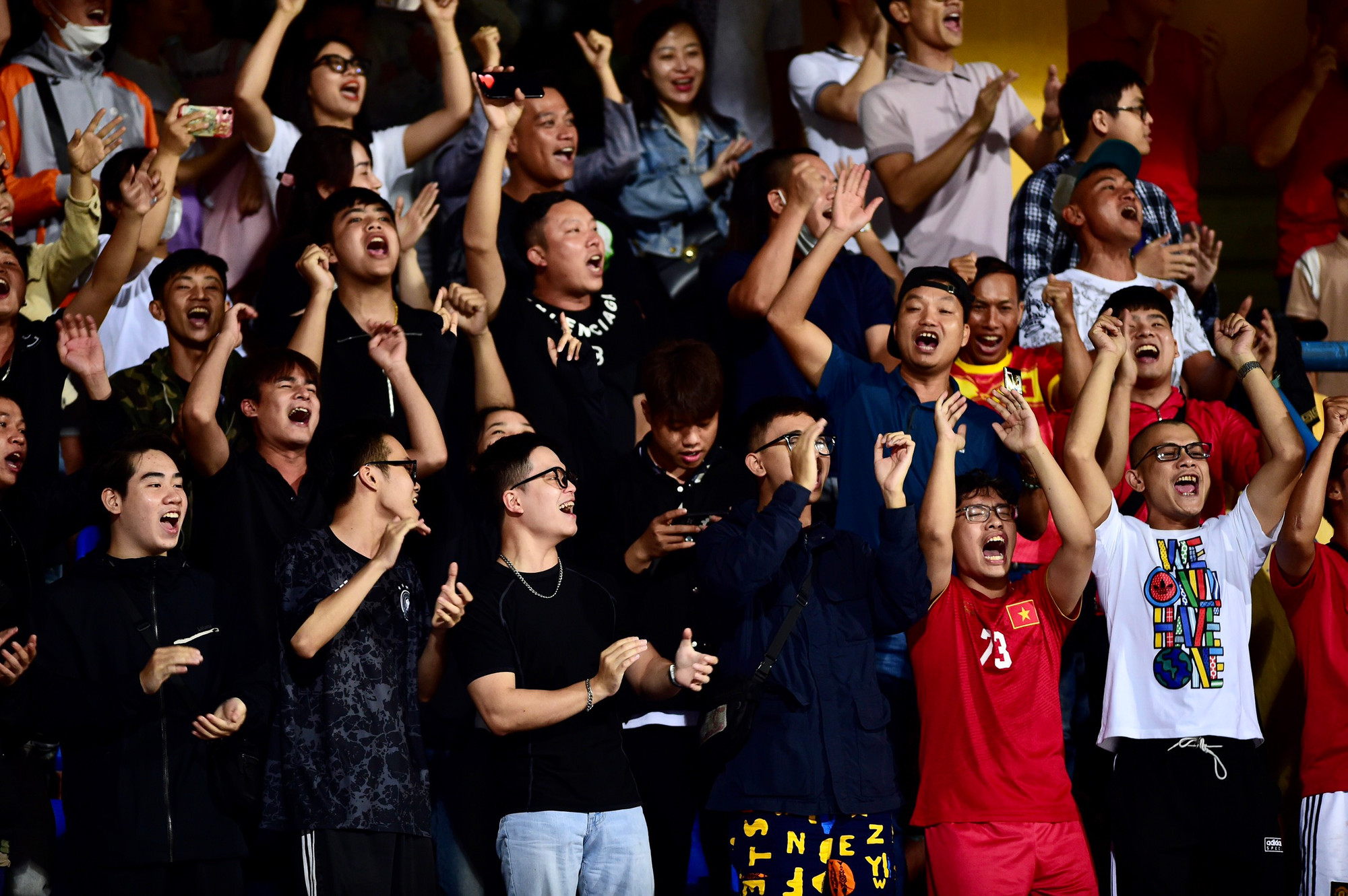 Các cổ động viên cuồng nhiệt đến với sân Hàng Đẫy dù thời tiết mưa khá nặng hạt.