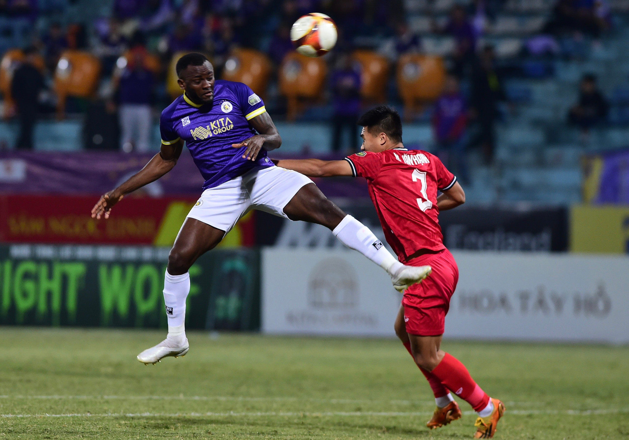 Hà Nội chủ động tấn công và tạo ra thế trận áp đảo trong khi Hà Tĩnh tổ chức phòng ngự chặt chẽ. Hà Nội chủ động tấn công và tạo ra thế trận áp đảo trong khi Hà Tĩnh tổ chức phòng ngự chặt chẽ.