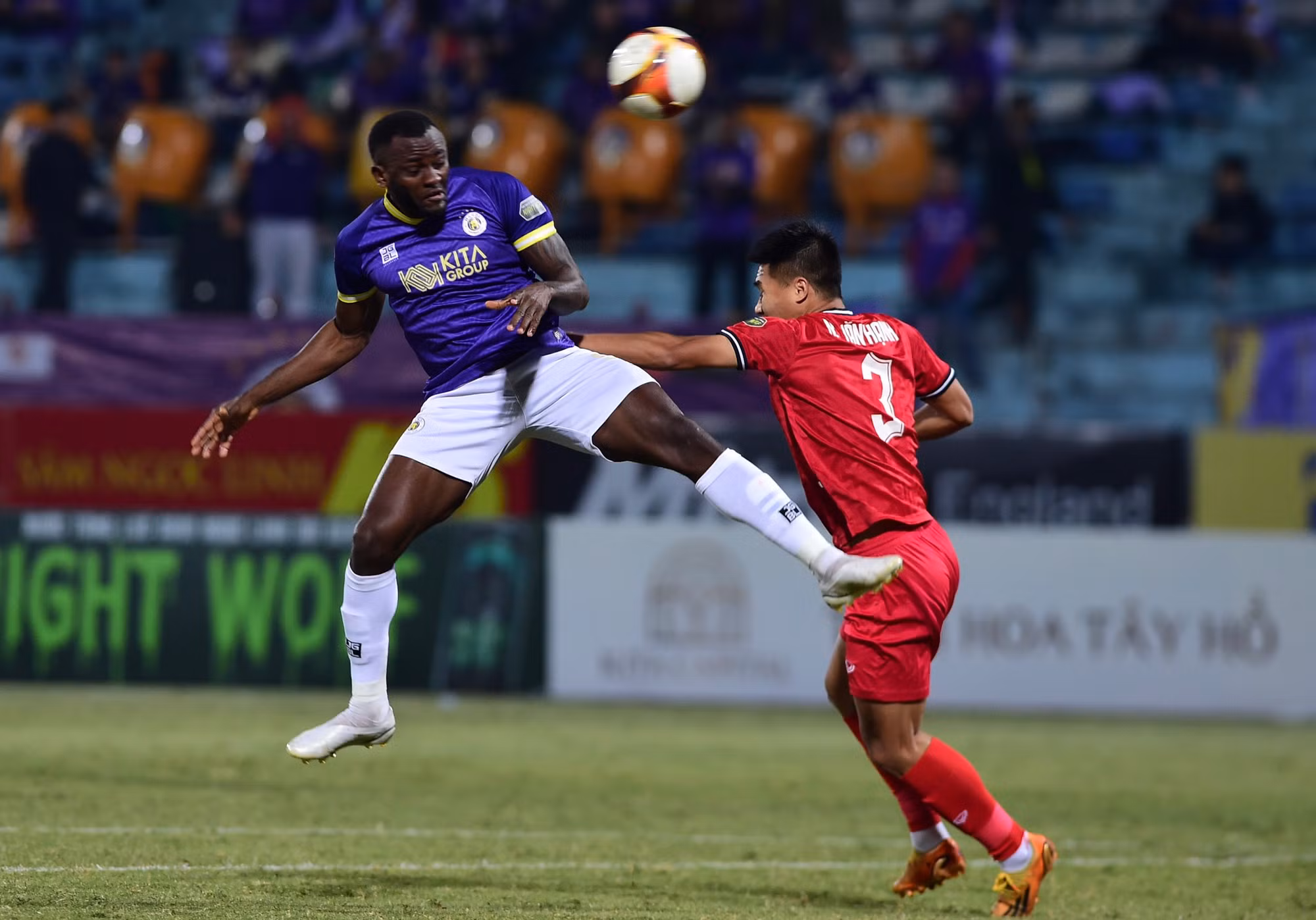 Hà Nội chủ động tấn công và tạo ra thế trận áp đảo trong khi Hà Tĩnh tổ chức phòng ngự chặt chẽ.