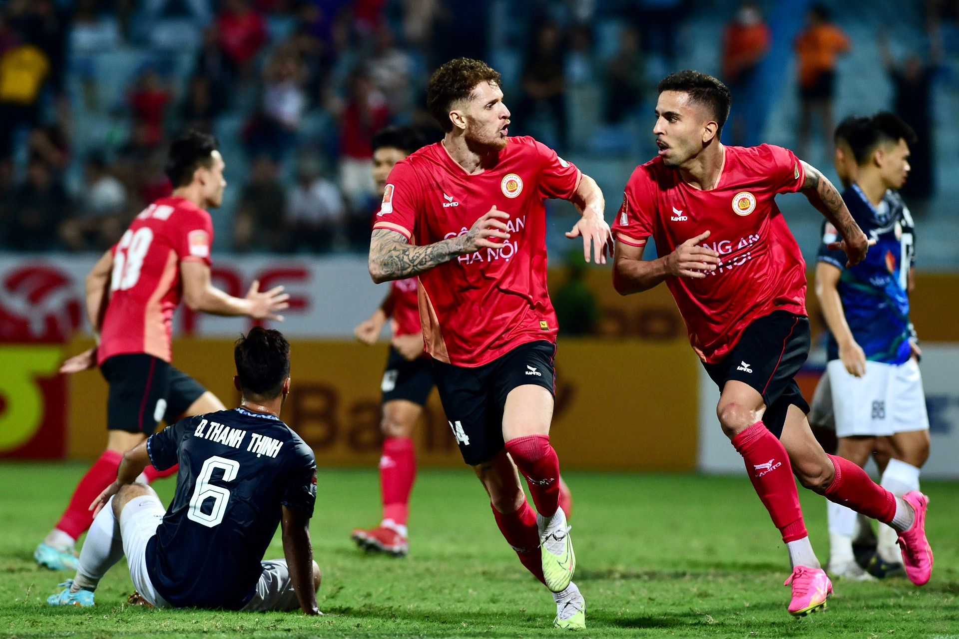 Đến phút 84, Văn Trung tạt bóng từ cánh trái vào để ngoại binh Junior đánh đầu cận thành tung lưới Văn Lâm, gỡ hòa 1-1 cho câu lạc bộ Công an Hà Nội.