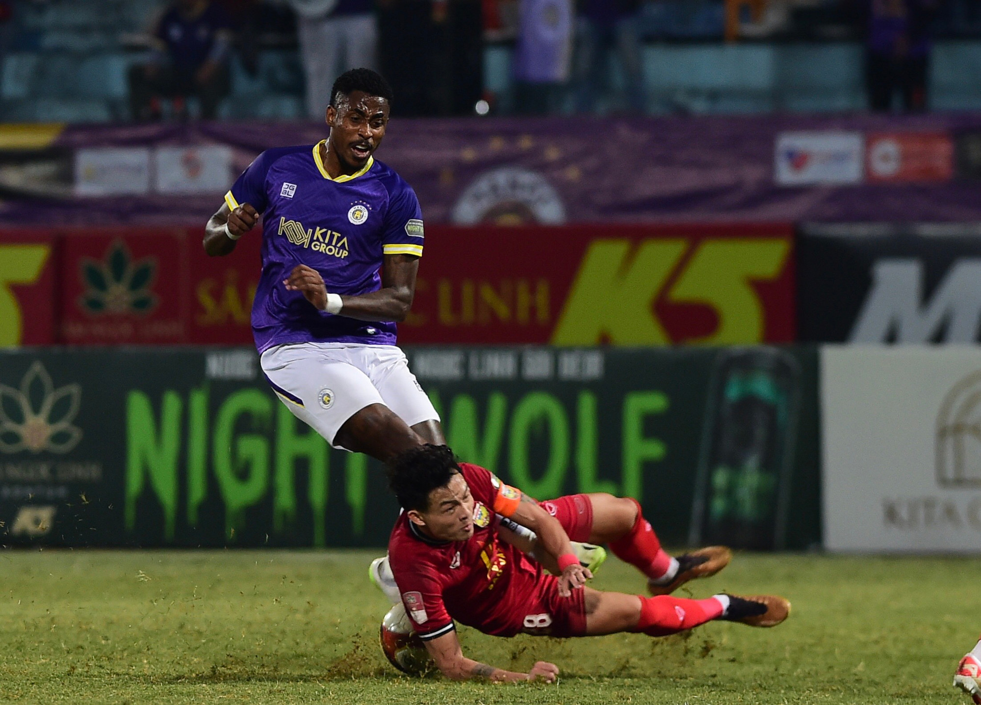 Nhưng vẫn không thể làm khó hàng thủ chắc chắn của Hà Tĩnh. Nhưng vẫn không thể làm khó hàng thủ chắc chắn của Hà Tĩnh.