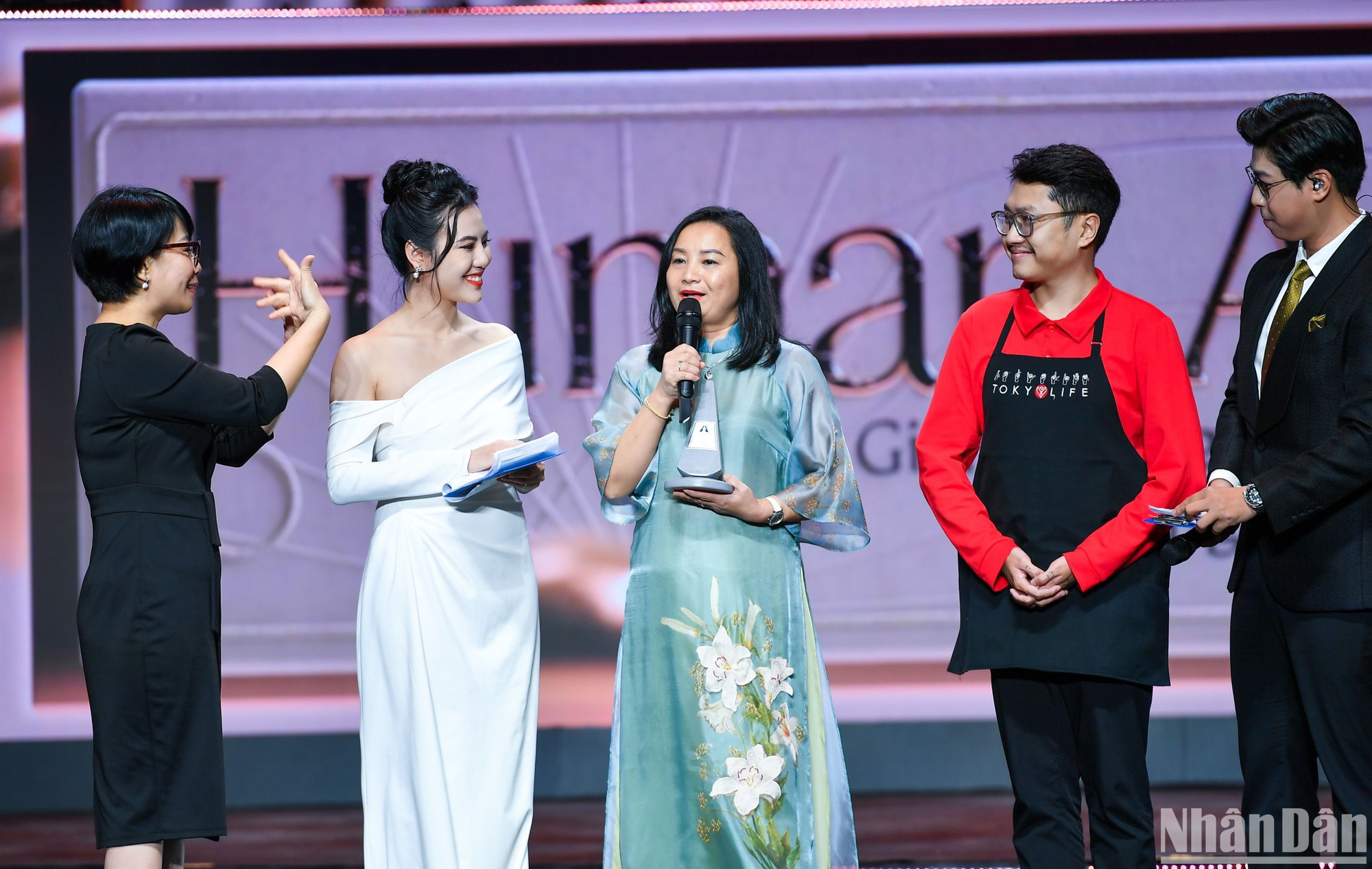 Bà Nguyễn Thị Hồng Hạnh, Giám đốc dự án Thiên thần TokyoLife tại đêm Gala trao giải.