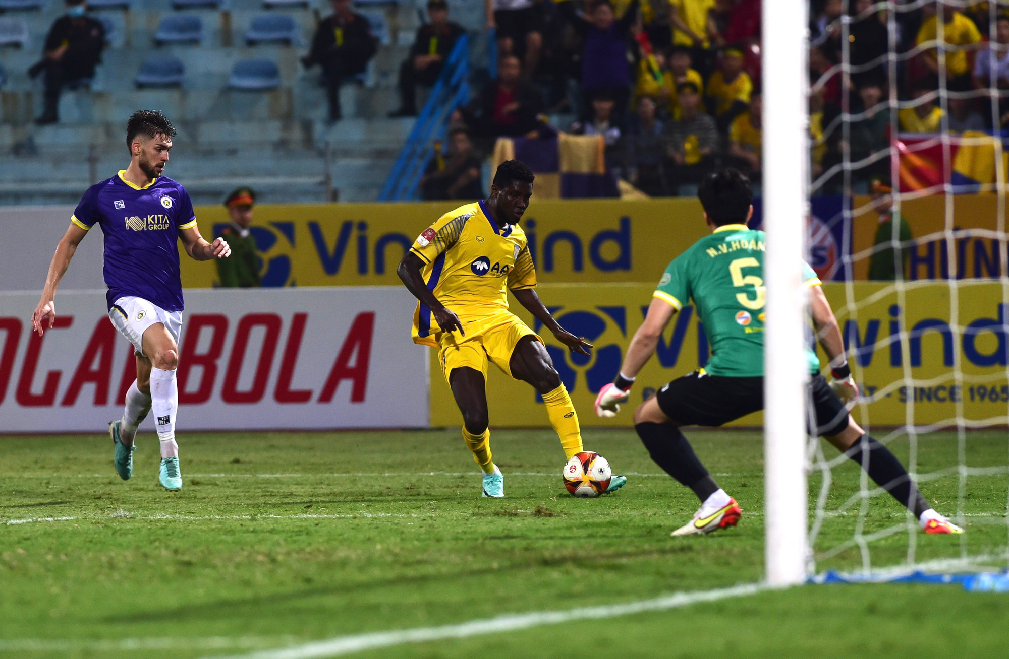 Trận đấu diễn ra căng thẳng trọng tài phải rút phải nhiều thẻ vàng.