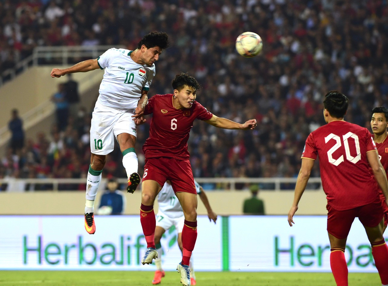 Khả năng bật cao ấn tượng của cầu thủ Iraq.