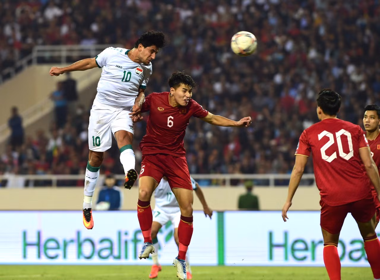 Khả năng bật cao ấn tượng của cầu thủ Iraq.