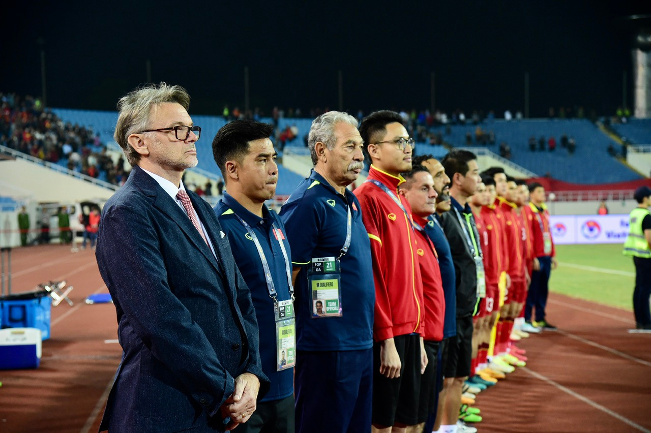 Ban huấn luyện đội tuyển Việt Nam trong nghi thức chào cờ.