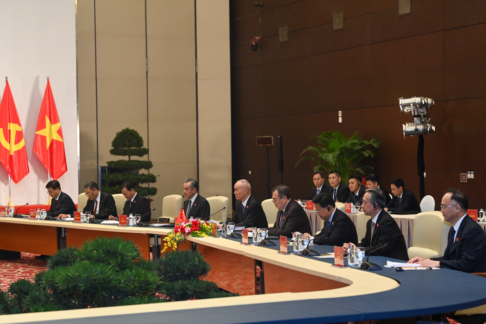 Đồng chí Thái Kỳ và các đại biểu Trung Quốc tại buổi hội đàm.