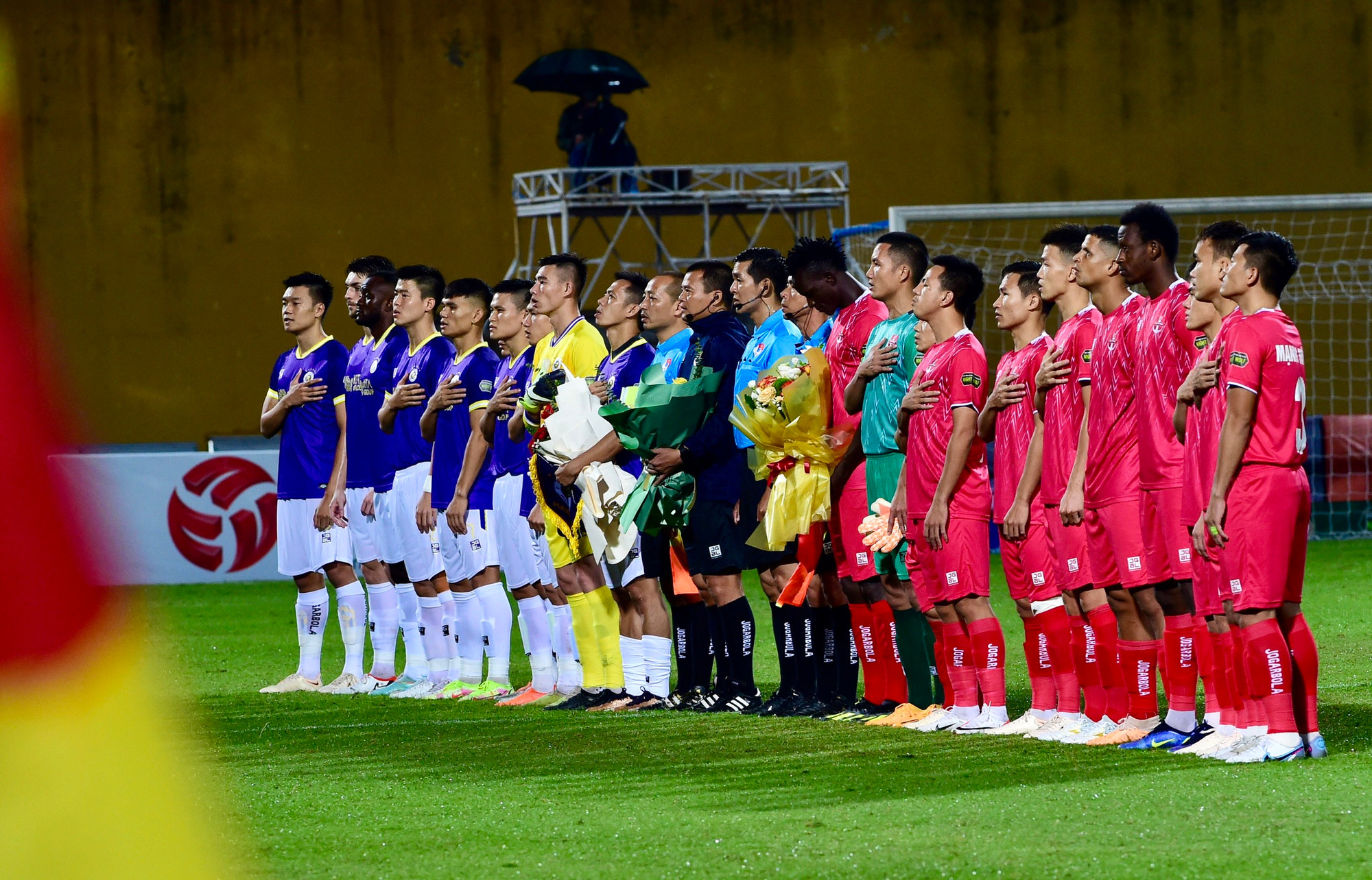 Đội hình xuất phát của hai đội thực hiện nghi thức chào cờ.
