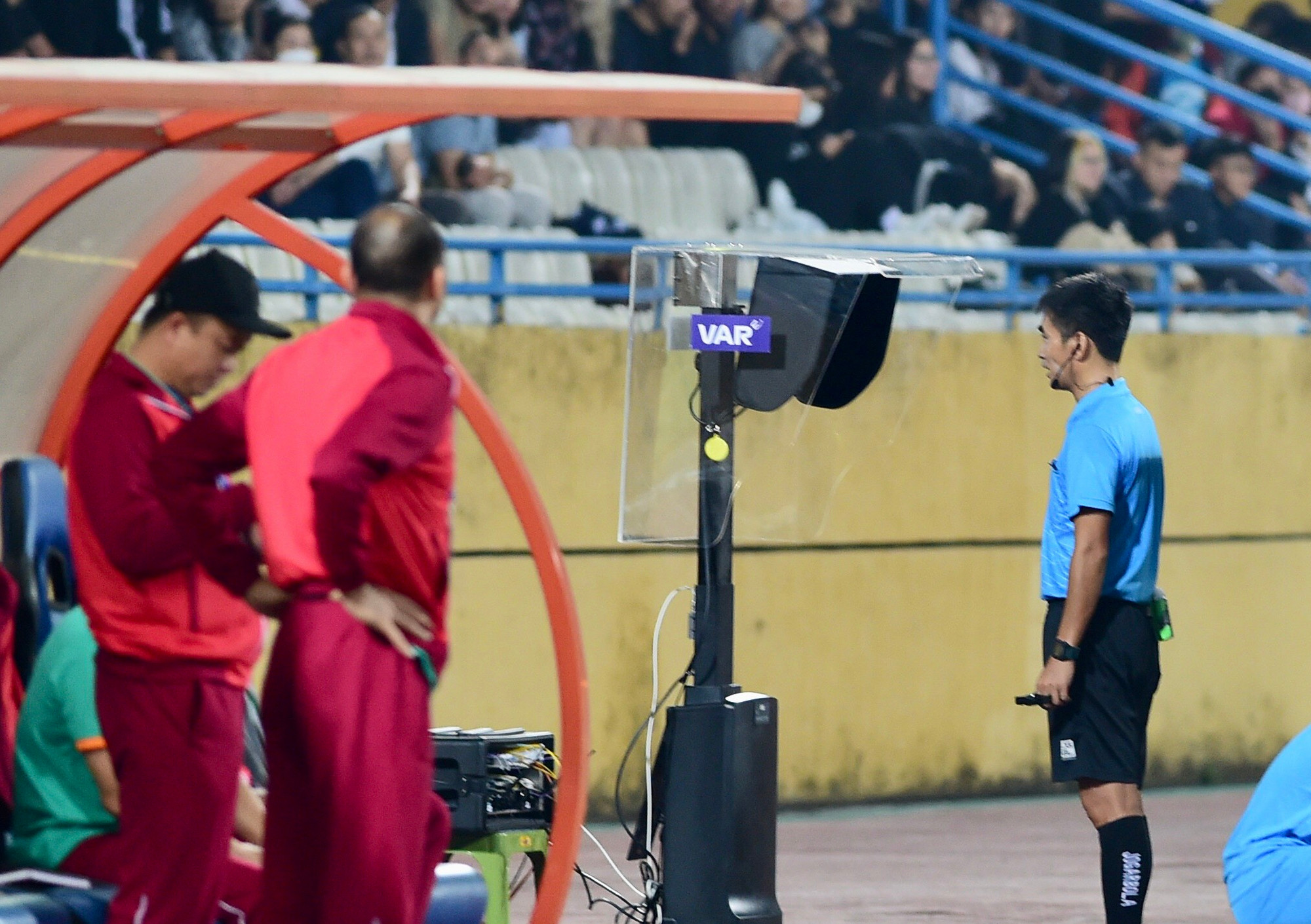 Phút 36, trọng tài chính kiểm tra VAR và Hà Nội FC được hưởng quả phạt đền 11m.