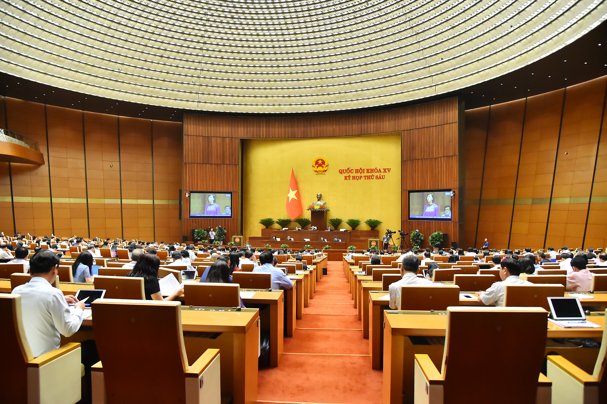 Quang cảnh phiên thảo luận về dự án Luật Tài nguyên nước (sửa đổi) và dự án Luật Nhà ở (sửa đổi).