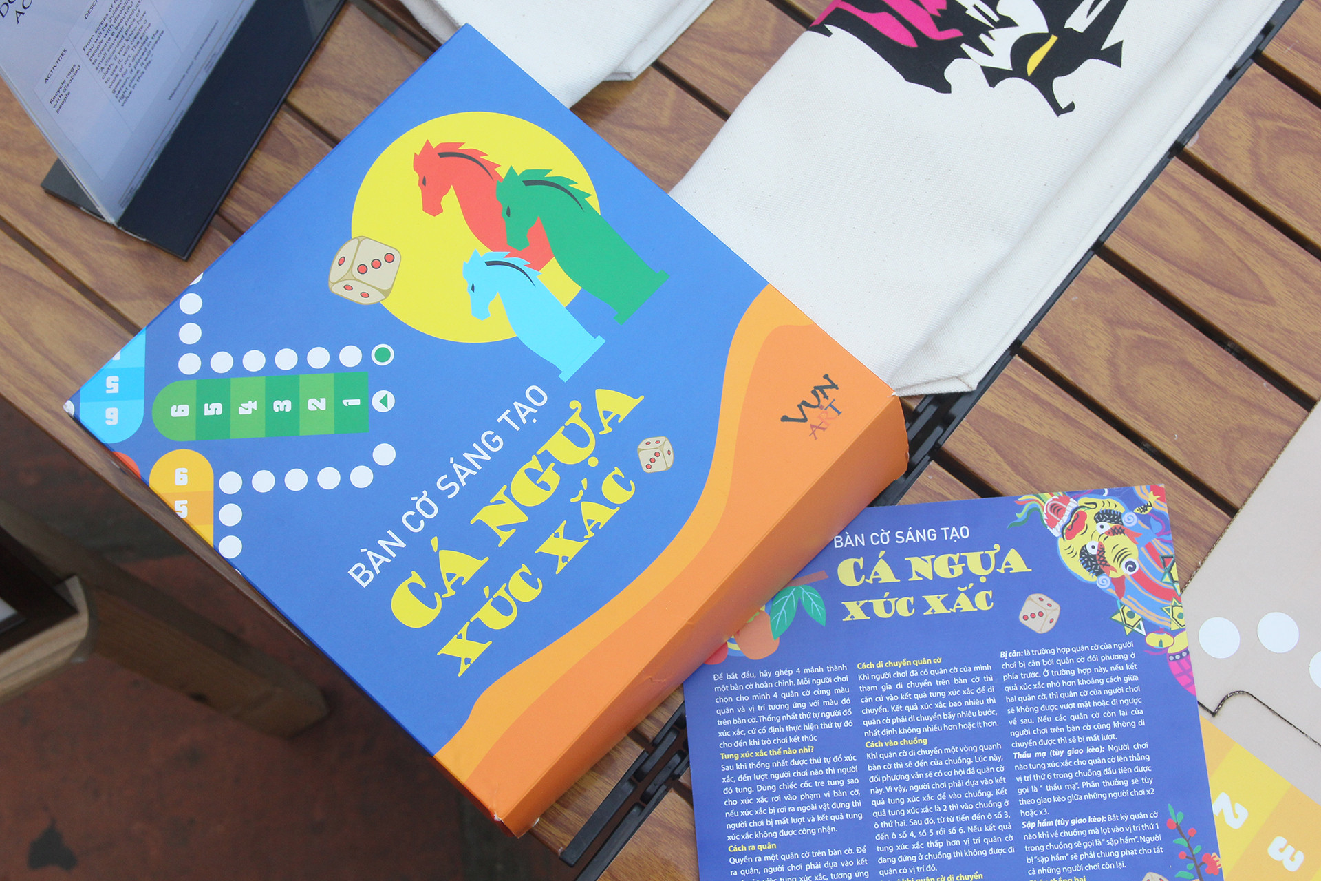 Ngoài những sản phẩm ghép từ vải vụn, Vụn Art còn sáng tạo ra bộ bàn cá ngựa xúc xắc.