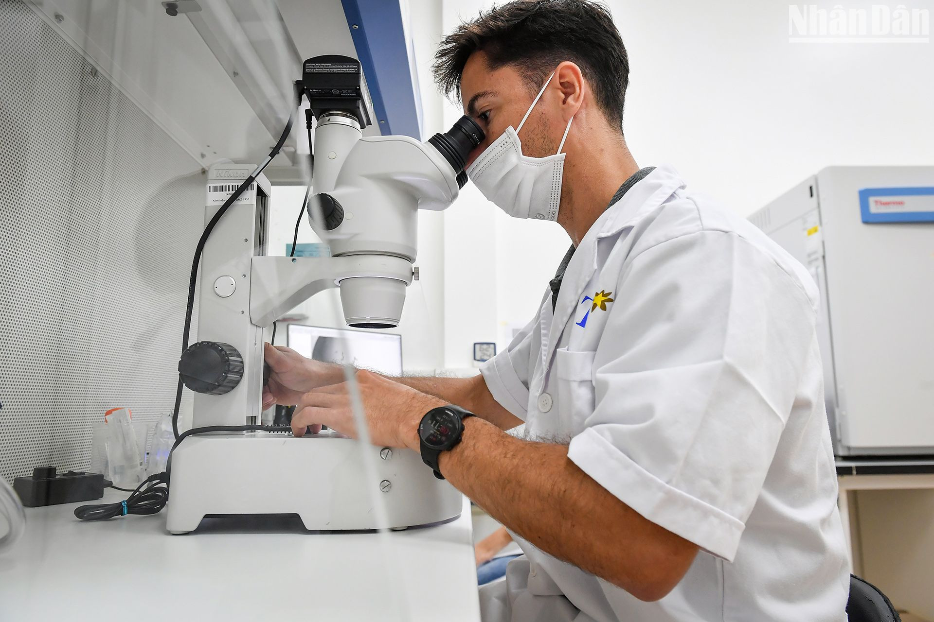 Chuyên gia Rafael Cardoso thao tác trong phòng thí nghiệm IVF của Tập đoàn TH.