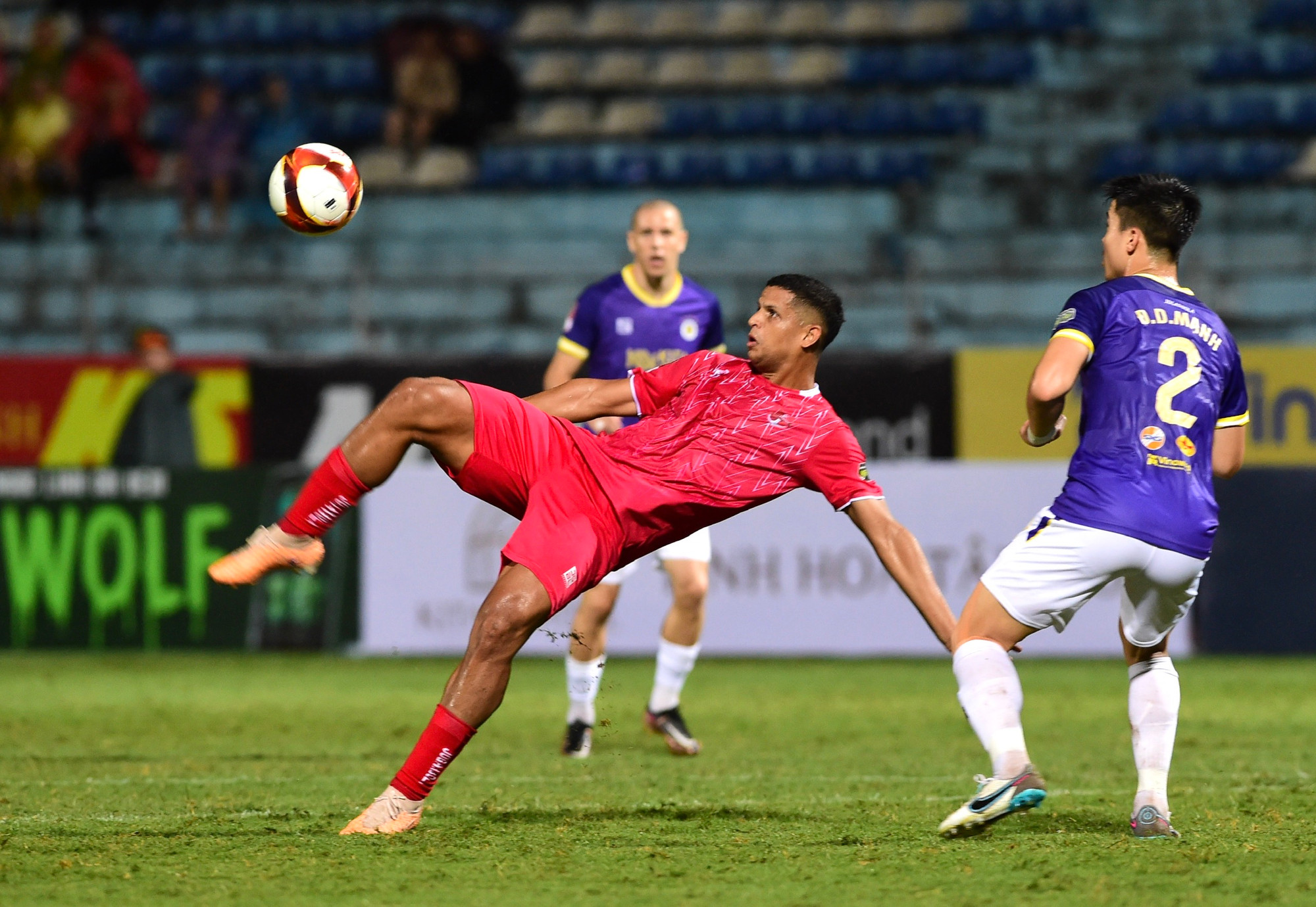 Cầu thủ Lucao ghi 3 bàn thắng giúp đội nhà giành chiến thắng trước đội Hà Nội FC với tỷ số 5-3.