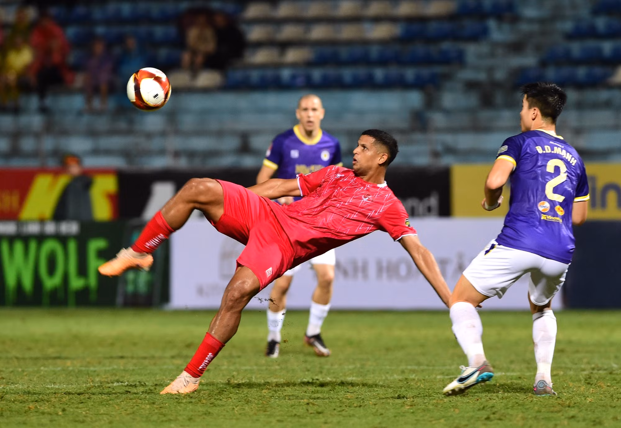 Cầu thủ Lucao ghi 3 bàn thắng giúp đội nhà giành chiến thắng trước đội Hà Nội FC với tỷ số 5-3.