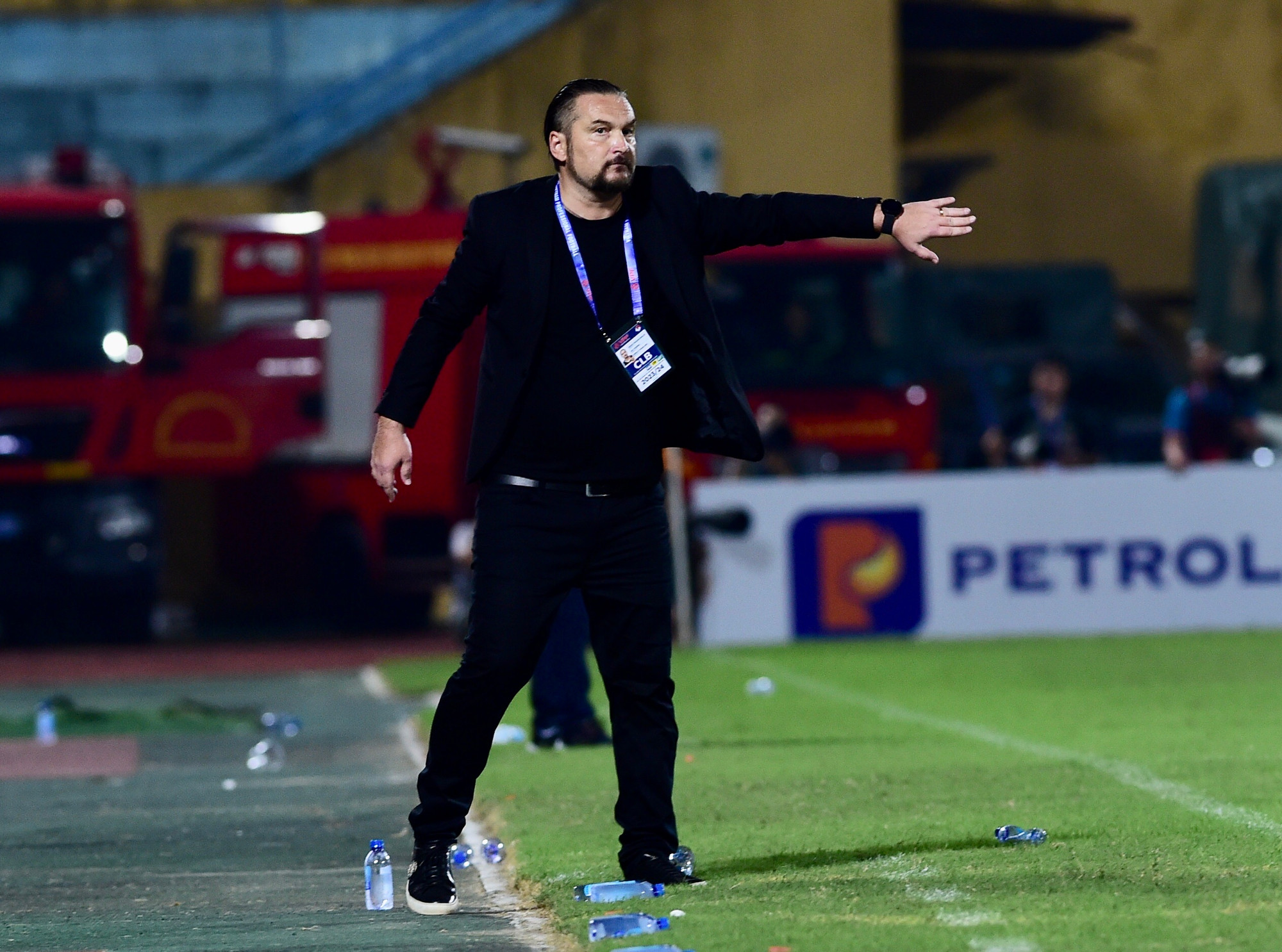 Huấn luyện viên Velizar Popov chỉ đạo các cầu thủ Đông Á Thanh Hóa.